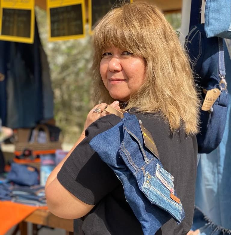 Ao duplicar a vida útil de uma peça de roupa, atingiríamos uma redução de 44% nos gases de efeito estufa produzidos pela indústria da moda.
Se você tem peças jeans que não utiliza em seu guarda roupa, envie para nós.
Podemos fazer peças lindas e ajudar muitas mulheres.