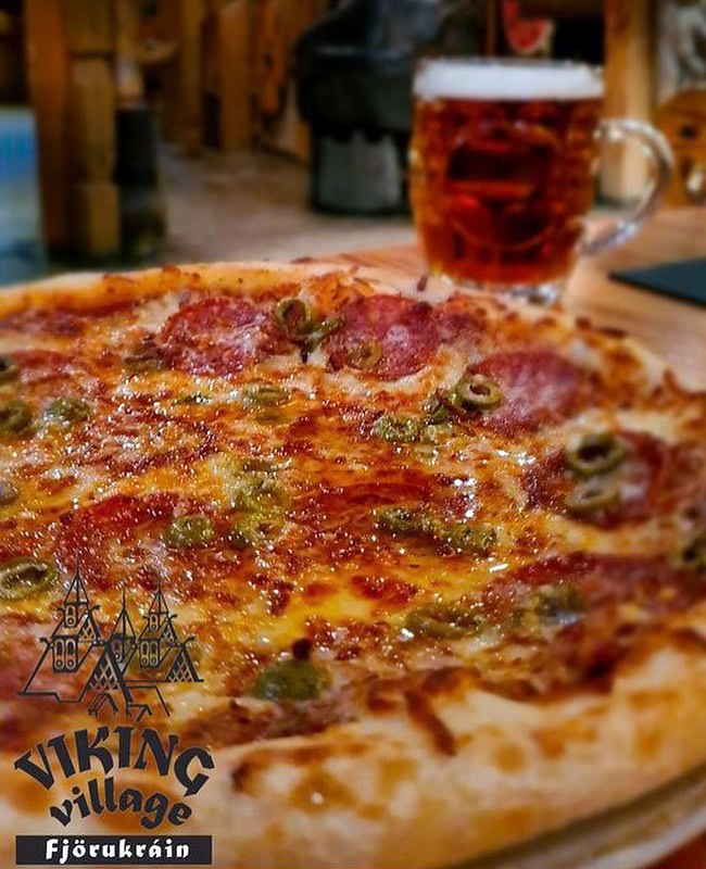 ☀️—— Gjafaleikur/Giveaway——☀️
Í tilefni þess að sumarið er loksins komið langar okkur til þess að bjóða einum heppnum einstaklingi ásamt vini út að borða í pizzu og bjór??
Það eina sem þú þarft að gera er að deila þessari mynd í story og tagga eins marga vini og þú vilt!!
Við bjóðum upp á girnilegt úrval af súrdeigspizzum sem allir verða hreinlega að smakka!
Vegan, grænmetis o.fl.
Einnig höfum við gott úrval af bjórum bæði áfengum og óáfengum!