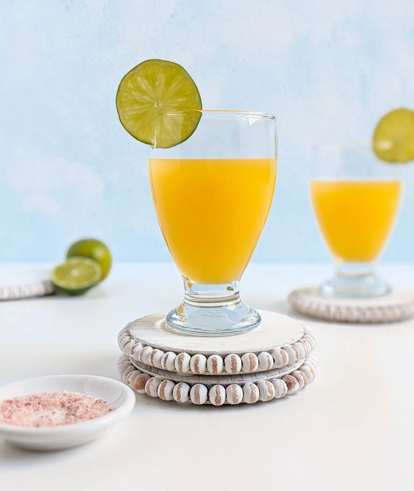 Homemade Gatorade recipe now on the blog! ⚡ Just in time for summer!
.
🔗Check it out, link in bio!
.
.
.
#parsleyandspice #gatorade #homemade #electrolytes #electrolytedrink #drinkphotography #drink #coconutwater #himalayansalt #lime