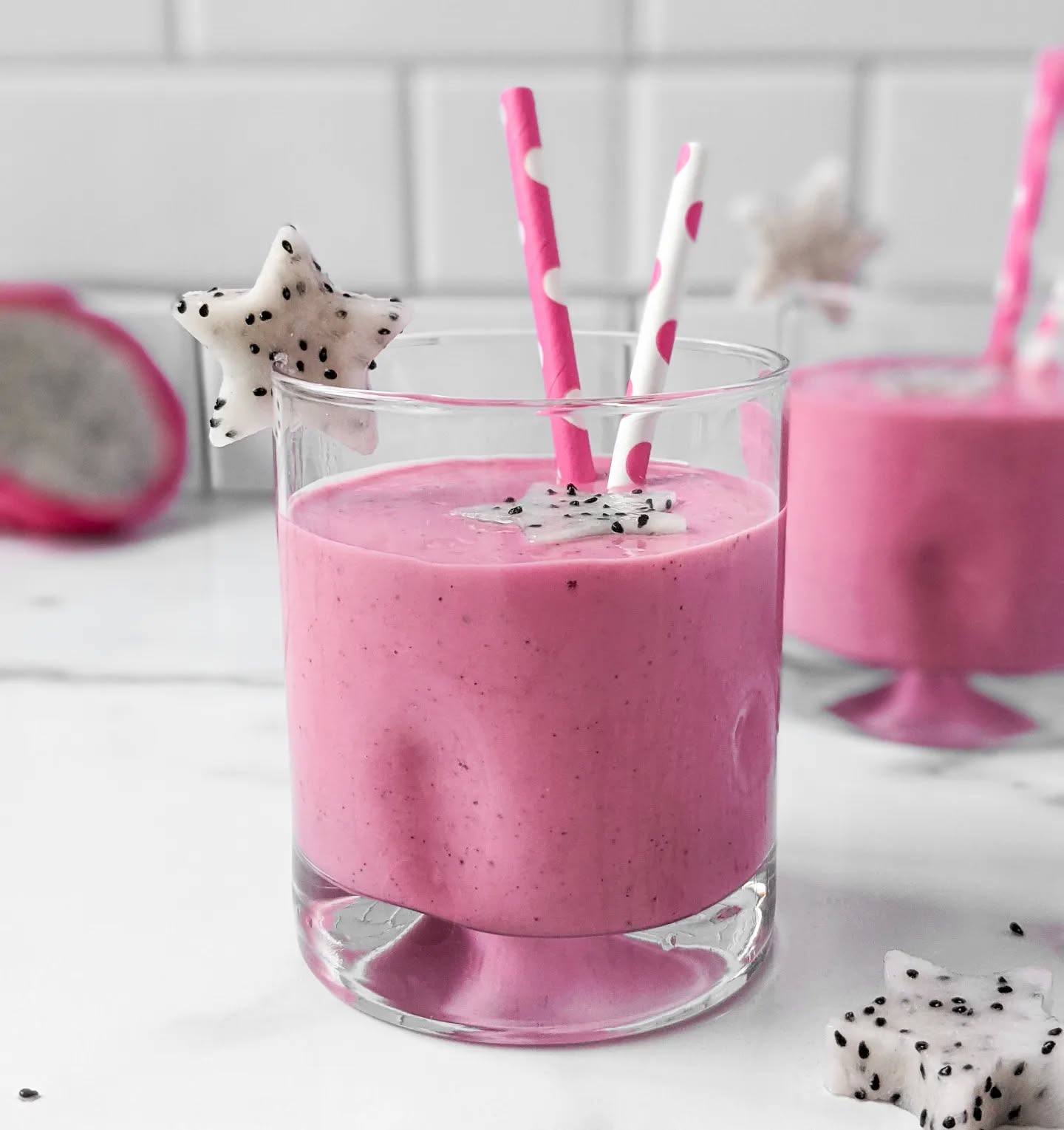 Oatmeal Dragon Fruit Banana Breakfast Smoothie is now on the blog! 🥤
.
Link in bio 🔗
.
.
.
#parsleyandspice #smoothie #breakfast #breakfastsmoothie #oats #oatmealsmoothie #dairyfree #dragonfruit #chiaseeds #hemphearts #superfood #fiberrich #breakfastrecipes #drinkphotography #smoothiephotography #drinks #fruitsmoothie #fruit #photography #foodstyling