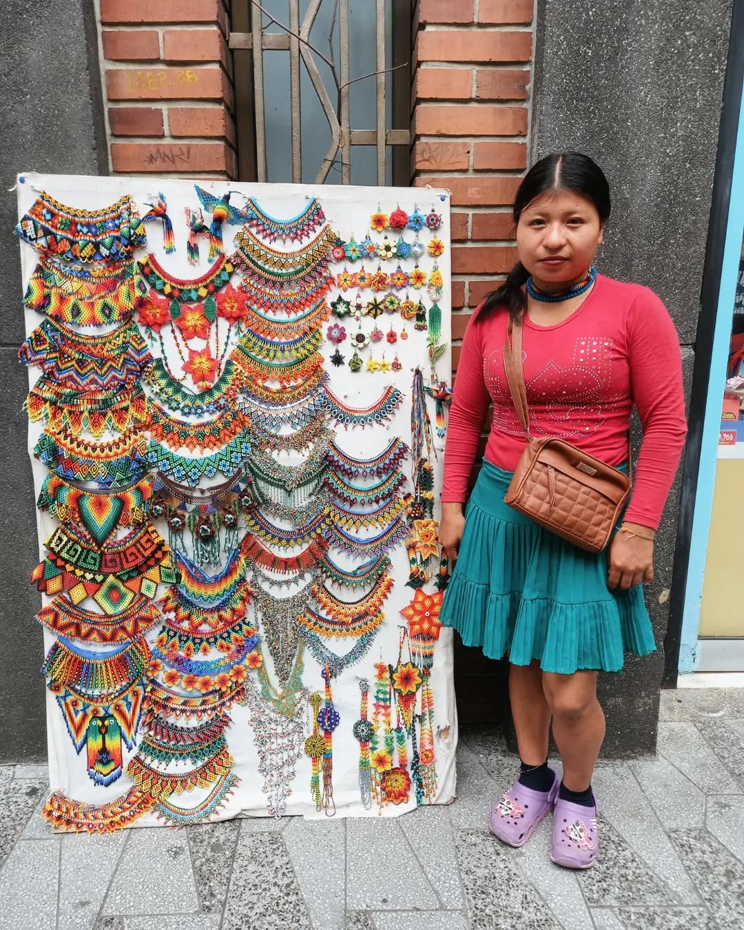 ❤🌈Hey ! Did you know that most of our jewelry is made by women who are from the Embera indigenous community?🦜☀️🇨🇴
🦋Buy a necklace or earrings most of the time, means the only sustenance they have for their home❤🇨🇴
🍃🌺When you are in Colombia you might have the opportunity to see how they sell their hadmade jewelry on the street💛.
If the prices are reasonable, please don't ask them for a discount🤚, many of them work in the street, under the humidity and sun🌝 of a tropical country like Colombia.🇨🇴❤
.
.
.
#handmade #jewelry #Colombia
#Spain #italy🇮🇹 #poland #supportsmallbusiness #bloomwithcolors