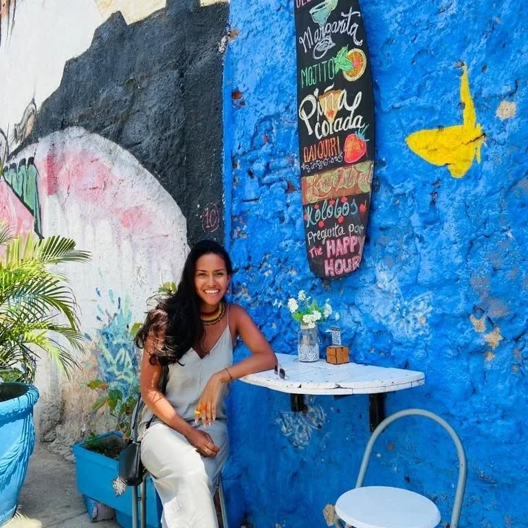 😍 Well with Achiote is not just me ( sulay ) 🥰
I've been so lucky with my friends and family that have been helping a loot🥰
❤ My family that always is helping doing the pillows and supporting me with my life there in 🇨🇴
🌈 my friend Daniela which knows the Uraba Antioqueño like her own house and help me with the molas design from the pillows and buy it for me🦜
😍My boyfriend always supporting and giving me the motivation here ❤️
💐my friend liluu! That girl selecting design there for the jewelry and bringing it to me here🥰
💐🦜🐆 my others friends here in Europe and Colombia, people who was been buying the jewelry and giving feedbacks ❤️ been models with all the love, telling me to not be shy and offer in x place, giving advices for the prices, been my translator with the polish language, showing #aachiotee to their friends ❤️❤️❤️🔥🌌 Johanna with her shop in Kraków ❤️🦜.
Ufff this list is long... that's why we are a chain of kindness ✨️ in this beautiful 🌎
.
THANKS A LOOT MI GENTE ❤️💐