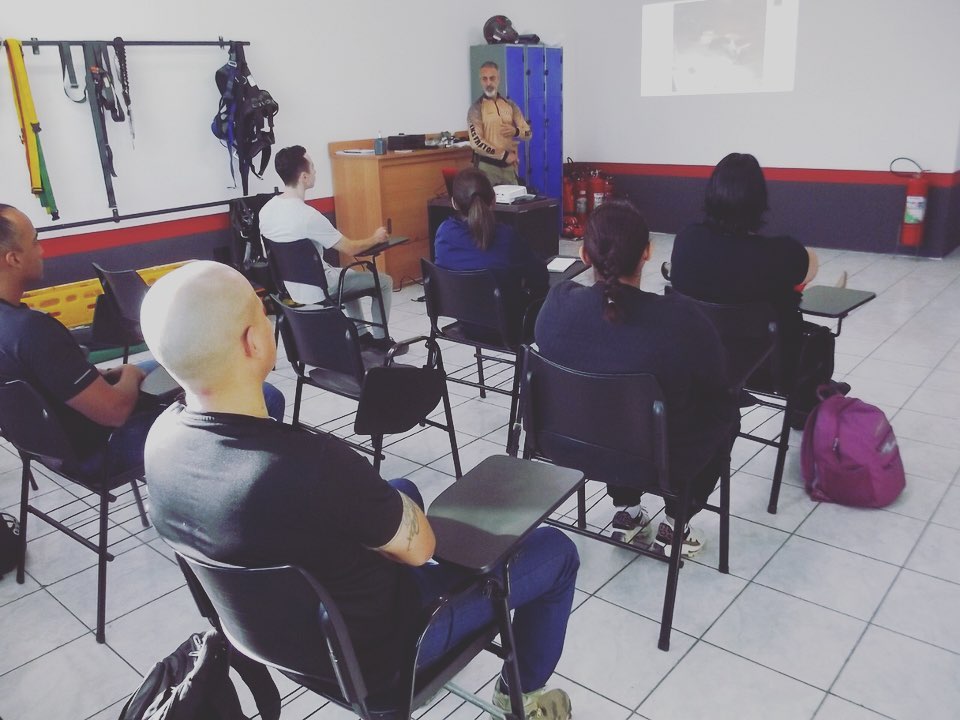 "Tudo que vale a pena, leva tempo." ⏳
⠀
MATRÍCULAS ABERTAS: Curso de APH em Combate. 👮🏼👮🏽♂️
⠀
Período: Integral (08:00 às 17:00).
Turma: Sábado.
Carga Horária: 8 horas.
Duração: 1 dia.
⠀
Essas fotos são registros da turma de APH em Combate, um treinamento onde os alunos aprendem na prática as técnicas e estratégias para atendimento ao ferido em área de conflito, e o mais bacana, com simulações e muita adrenalina!!! 💥
⠀
Supere seus limites nesse treinamento incrível!! 🤩
⠀
Estamos com as matrículas abertas para a nossa próxima turma, aguardando você! 🤝🏻❤️
⠀
Entre em contato conosco e garanta já a sua vaga!!
⠀
RECADO IMPORTANTE: As fotos foram seguindo todas as exigências e prevenções do Ministério da Saúde. ⛑
⠀
(Os procedimentos demonstrados são apenas simulações e todo erro apresentado será corrigido! Nossos(as) alunos(as) estão no processo de aprendizado e a evolução será sempre constante).
⠀
Para maiores informações:
📞 (12) 98136-0655 (WhatsApp)
📬 contato@guardioesdofogo.com.br
🏠 www.guardioesdofogo.com.br
📍Rua Sebastião Humel, 412 - Centro - São José dos Campos/SP
⠀
C.O.T.E - Guardiões do Fogo,
“Lutando pela sua vida e seu futuro.”
⠀
#aphemcombate #gcmsjc #seguranca #primeirosocorros #valedoparaiba