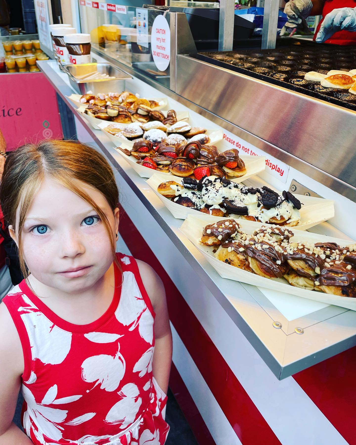 Market hopping with my bestie in the UK! What better way to spend your vacay then shopping local and supporting local talents! These mini bite size pancakes with all the toppings need to find their way home! #london #england #minipancakes #shopsmallbusiness #travelfun #newcheesecakescomingsoon