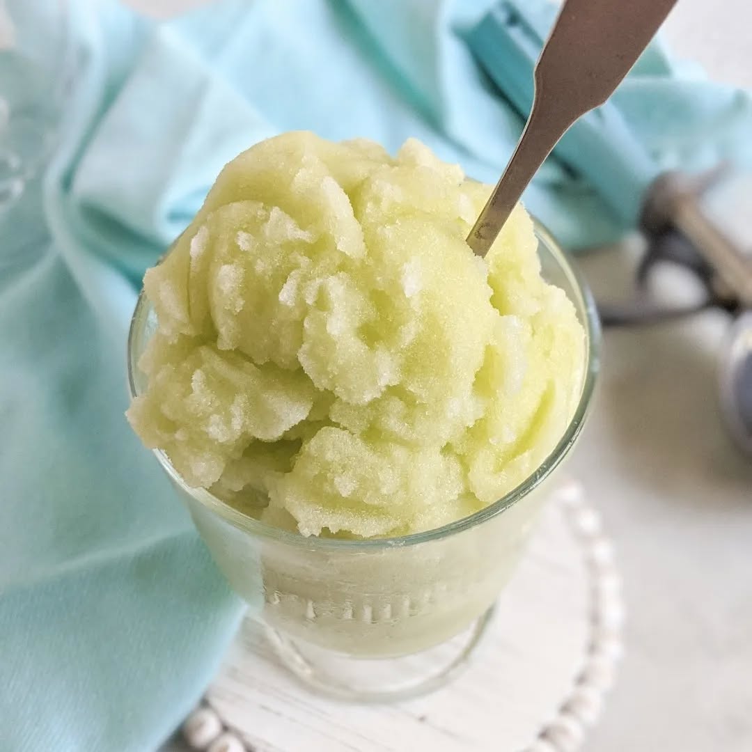 Honeydew Melon Sorbet FINALLY on the blog!! 🍈
.
.
.
#parsleyandspice #fruitsorbet #sorbet #honeydew #honeydewmelon #endofsummer #summerrecipes #melon #foodblogger #foodphotographer #frozentreats