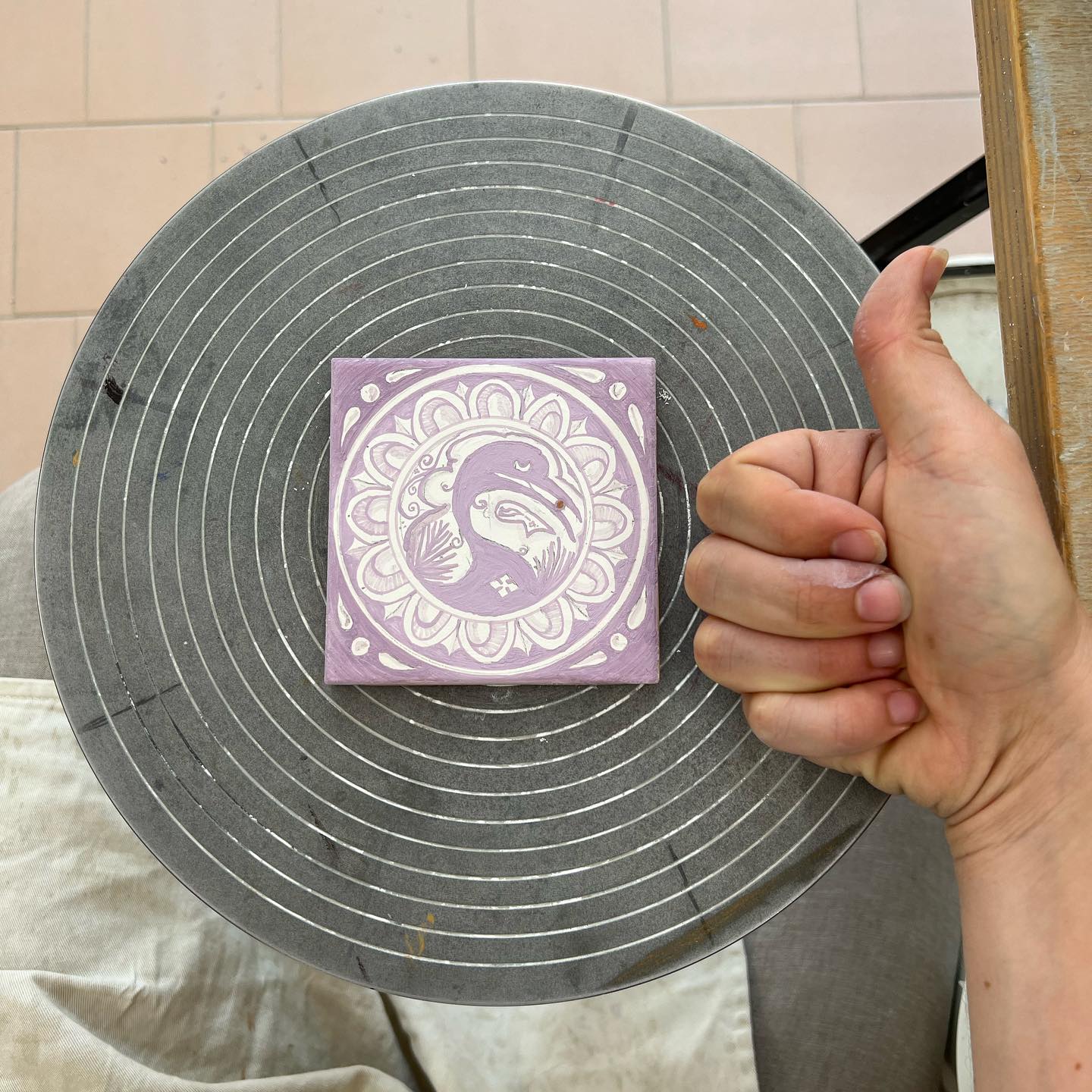 A little Faenza photodump. So much more than I include in 10 photos. What a beautiful little city and what an incredible experience I’m having learning about the centuries old tradition of maiolica ceramics with the incredible @morena_moretti_arte at @mondialtornianti_gg .
.
.
.
#faenza #maiolica #ceramics #ceramicart #publicart #learningisfun #🏺 #🤓