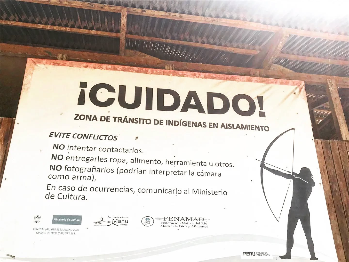 Siamo completamente usciti dalla fase pandemica e, come di consueto, nei periodi in cui possibile lo staff di Peruresponsabile si mette in viaggio per scoprire nuove destinazioni e itinerari per i nostri turisti.... 🛶
Stanotte Guido, Chino e Andrea, sono arrivati in una zona remota della Selva del Manu e hanno trovato questo cartello ➡️🚫
Per chi non capisce lo spagnolo traduciamo:
ATTENZIONE, zona di transito di popolazioni native in situazione di "isolamento"
EVITATE OGNI CONFLITTO
Non tentate di contattarli
Non tentate di regalare abbigliamento, cibo, strumenti o cose di altro tipo
Non tentate di fotografarli, potrebbero interpretare la macchina fotografica come un arma!
In caso sia necessario, mettersi in contatto con il Ministero di Cultura
Nota a pie di pagina.
Si chiamano popolazione NON CONTATTATE....quindi, non sono e non devono essere di interesse turistico 🙏🏼
(lo dico a uso e consumo di chi qualche volta ci chiede viaggi per visitare "popolazioni di indigeni non contattati")
Love! ❤️🇵🇪
#peruresponsabile #peruoffroad #viaggiaresponsabile #rainforest #selvaamazonica #parquenacionalmanu