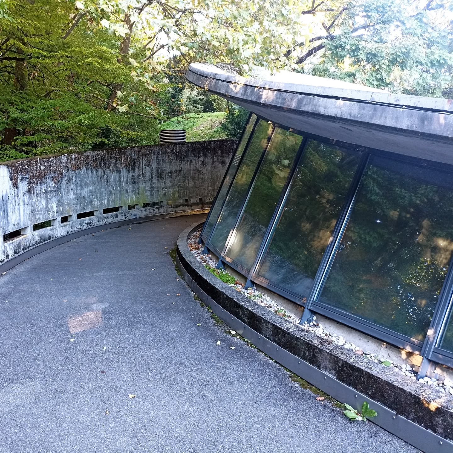 #espacedesinventions #valledelajeunesse #expo64lausanne #docomomo #docomomointernational
#docomomosuisse #brutalistarchitecture #concretearchitecture #michelmagnin #coque #michelmagninarchitecte #shell #playground #playgroundarchitecture #switzerlandarchitecture #unpeutropdebetonquandmemepouretreephemere
Le jardin d'enfants Nestlé de l'Expo 64:
La Vallée de la jeunesse, en 1964, a émerveillé le public. Conçu à l'époque comme un paradis pour les enfants pour une durée de vie éphémère de six mois, cet ensemble de bâtiments a été rénové par la Ville de Lausanne et accueille aujourd'hui l'Espace des Inventions, un musée scientifique interactif pour les enfants, ainsi qu'une halte jeux.
https://www.rts.ch/archives/tv/jeunesse/ecran-magique/9629084-la-vallee-de-la-jeunesse.html