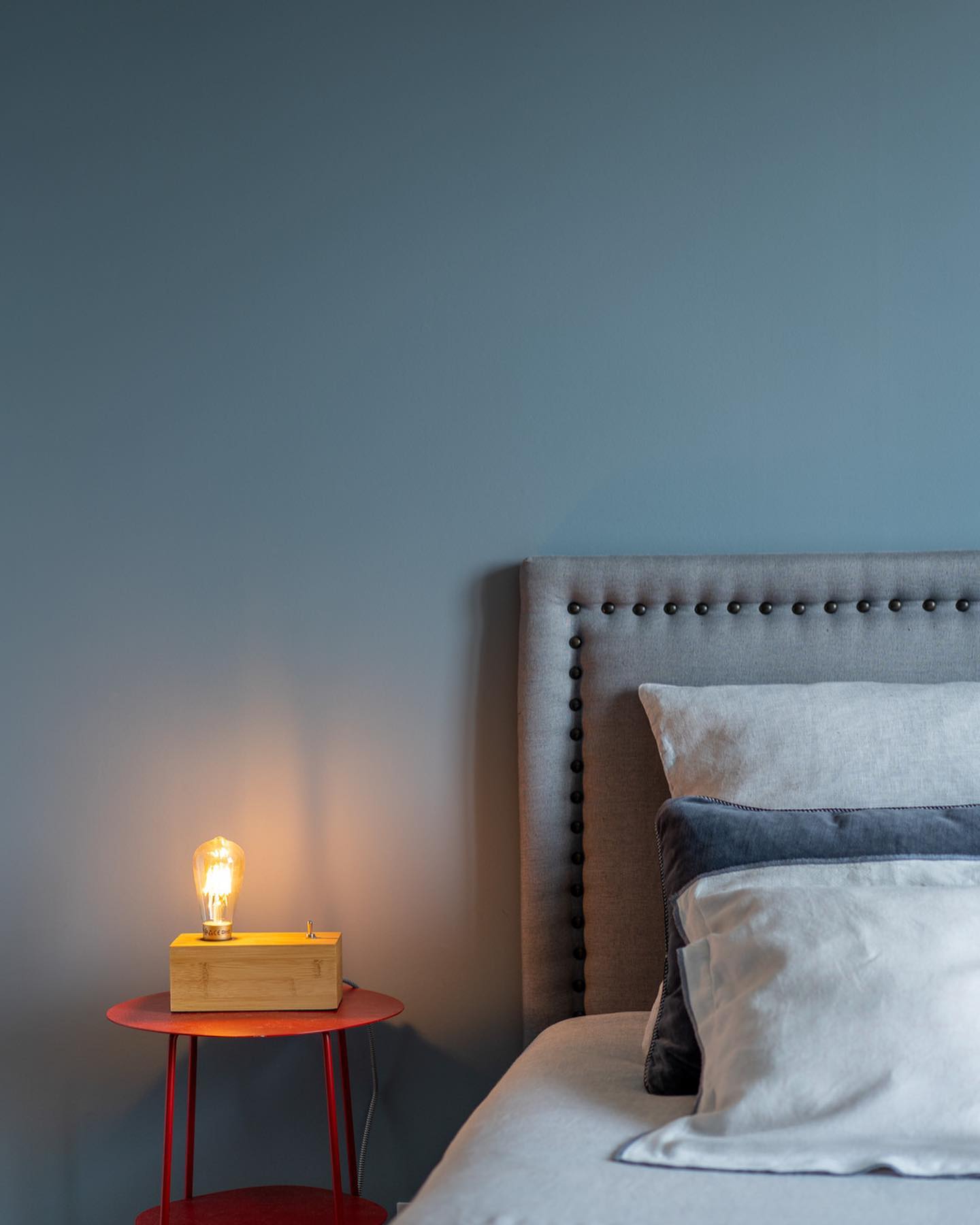 La maison familiale, ancienne maison de vigne, rénovée en un espace lumineux et ouvert sur le jardin, saura vous charmer et vous invitera à la détente aprÚs une journée de voyage ou de visites.
Câest une base idĂ©ale pour dĂ©couvrir le centre historique de Brioude et sa basilique romane, Ă moins de 10 minutes Ă pied, le Haut-Allier, ou plus largement la rĂ©gion Auvergne, ses volcans, son patrimoine et sa nature prĂ©servĂ©e. Tant de sites rĂ©ellement exceptionnels sont Ă moins dâune heure de voiture de chez nous.
Nous nous attacherons Ă vous accueillir avec chaleur et convivialitĂ©, en accordant la meilleure attention Ă votre confort et votre bien-ĂȘtre. Nous apportons un soin tout particulier aux petits dĂ©jeuners, toujours gourmands, pour faire le plein dâĂ©nergie et de bonne humeur dĂšs le matin. LâĂ©cologie est, bien entendu, au cĆur de notre dĂ©marche et nous nous appuyons sur les savoir-faire de nos petits producteurs locaux tout en privilĂ©giant le bio et le « fait maison ».
NâhĂ©sitez plus et venez nous voir, nous vous attendons pour un sĂ©jour ressourçant au cĆur de lâAuvergne !