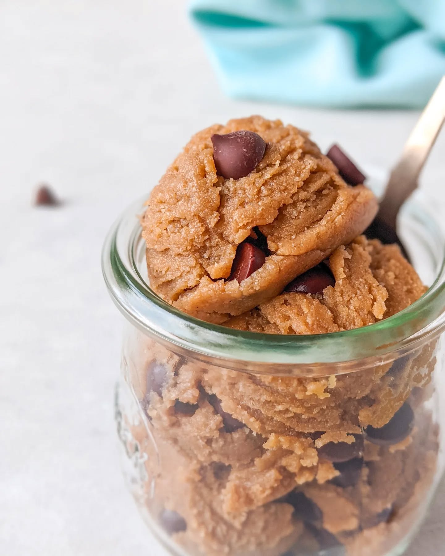 Does anyone else have a sweet tooth? 🙋♀️ You have to try my healthier edible cookie dough the next time you're craving something sweet 🍪
.
.
.
#cookiedough #ediblecookiedough #chocolatechips #chocolatechipcookiedough #healthyingredients #cleaningredients #cookies #glutenfree #dairyfree #snack #foodphotography #sweettooth #chocolatelover #foodblog