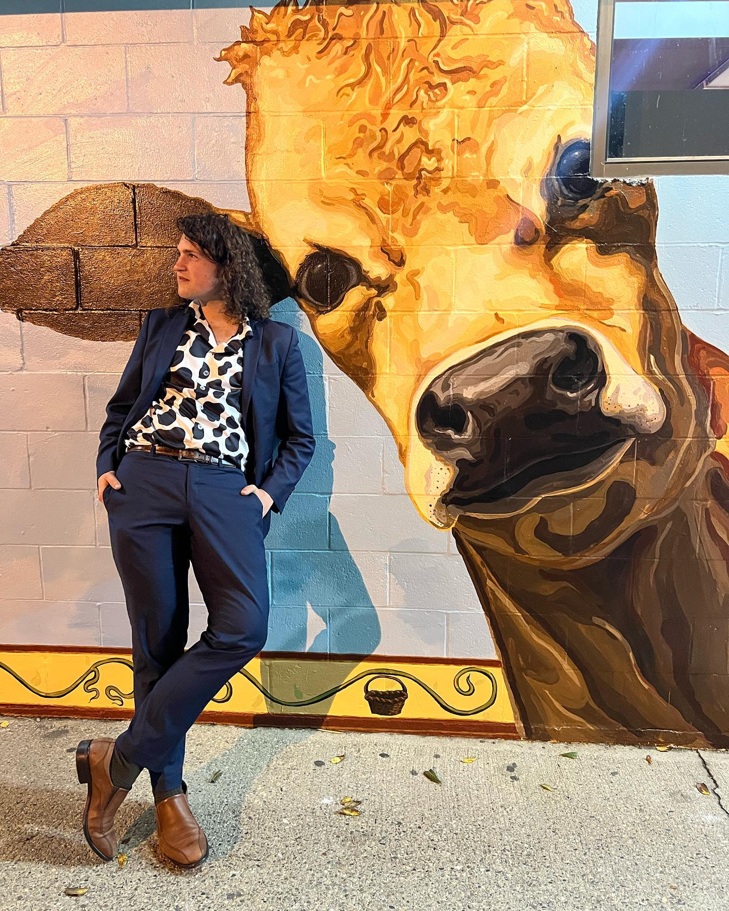 Feeling very grateful for the opportunity to work with such an amazing community and create this mural, Welcome Surprise. More photos coming, but here’s a fun one from the celebration. I had an utterly amazing time.
.
. p.c. @kayla_rennie
.
.
.
#publicart #mural #farmart #animalart #cow #🐄 #🐮 #eccf #westbewbury #essexcountycreates #merrimackvalley