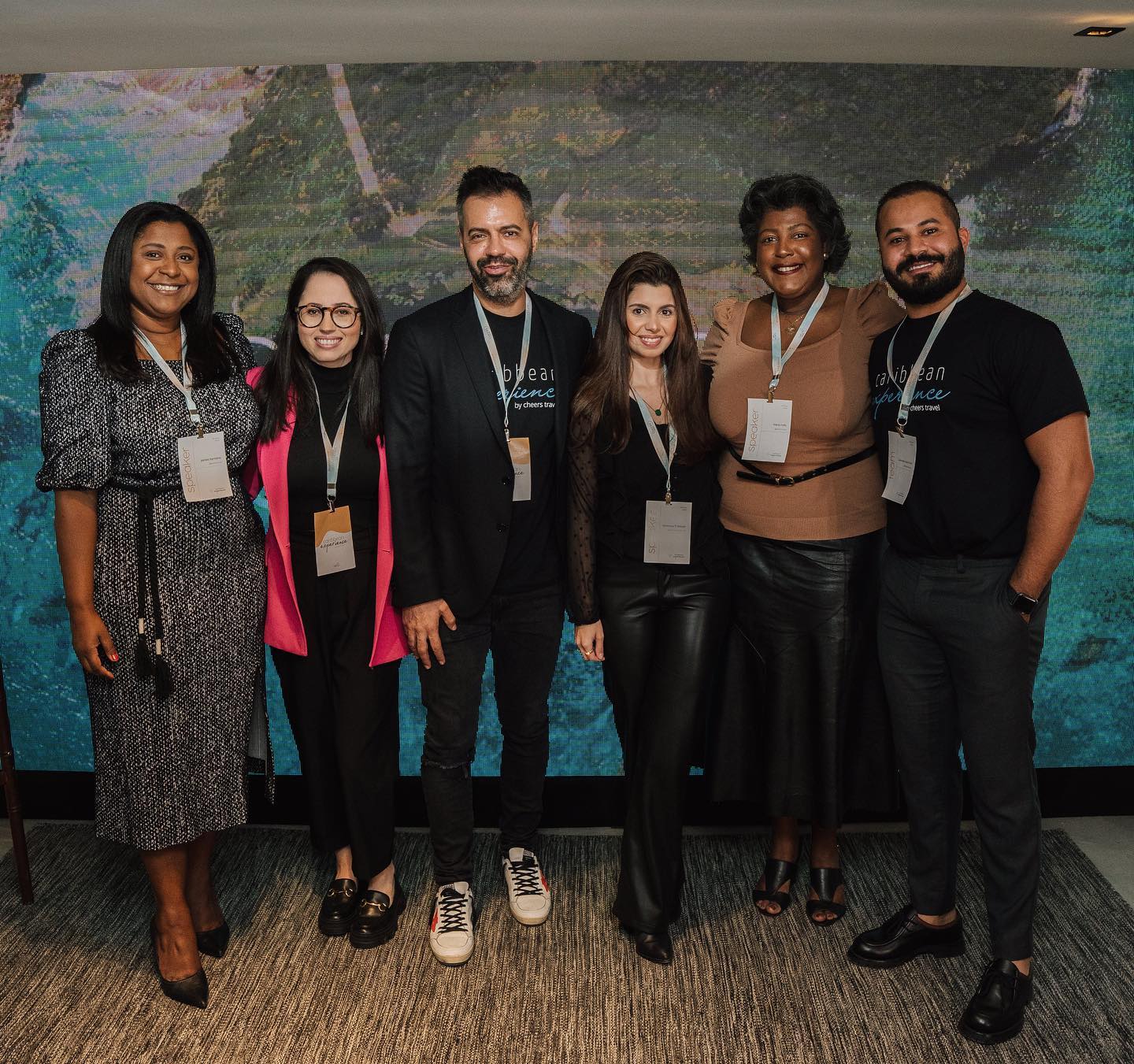 A convite dos nossos parceiros @cheerstravel tivemos o privilégio de dividir o palco com nossas amigas da @jaheventos e falar um pouco da nossa experiência com destination wedding no Caribe, pontos importantes e detalhes sobre da produção de eventos e os clássicos perrengues que não podem faltar ?
Gastronomia do @gheebanqueteria e drinks da @flairscoquetelaria ?
Foto e vídeo estavam sob o comando deles: @lucaslimafotografia @phfiilms
E como se tudo isso ainda não fosse suficiente, uma recepção ao som do @delchiarocoral para fechar com chave de ouro!
Mais uma vez muito obrigada pelo convite @henricocarlo @leandrosantan_ e parabéns pela iniciativa dessa imersão, foi incrível e que venham muitas celebrações ✨
#destination #destinationwedding #casamentonocaribe #casamento #assessoriadeeventos