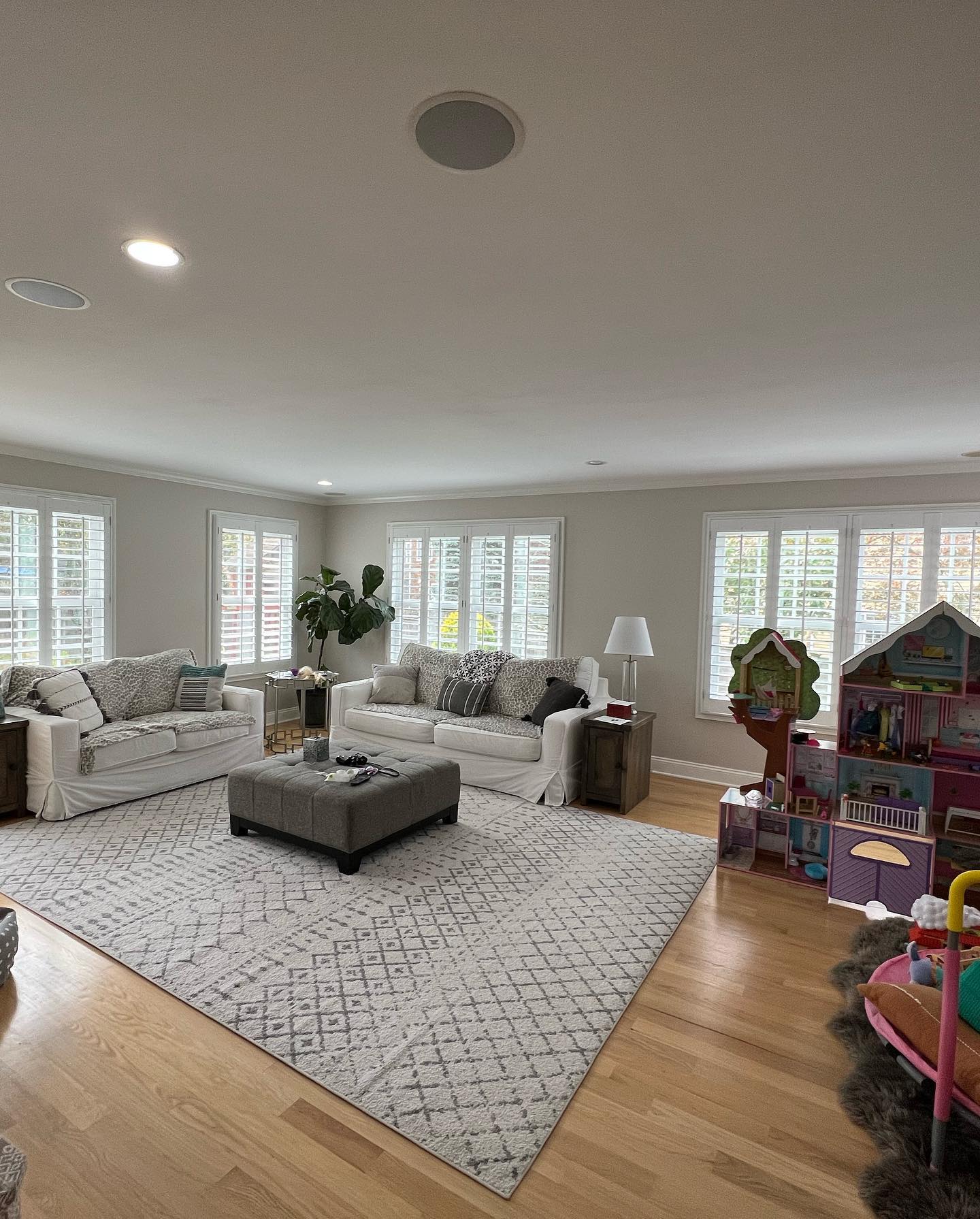 White wood shutters to brighten up this rainy fall day #hunterdouglas #comfortex #kravet #plantationshutters #jonathanadler #sarahrichardson #jeffreyalanmarks #connecticut #newyork #fairfieldcounty #greenwich #stamford #darien #norwalk #newcanaan #wilton #ridgefield #westport #redding #interiordesign #windowtreatments #blinds #shades #woodblinds #romanshades