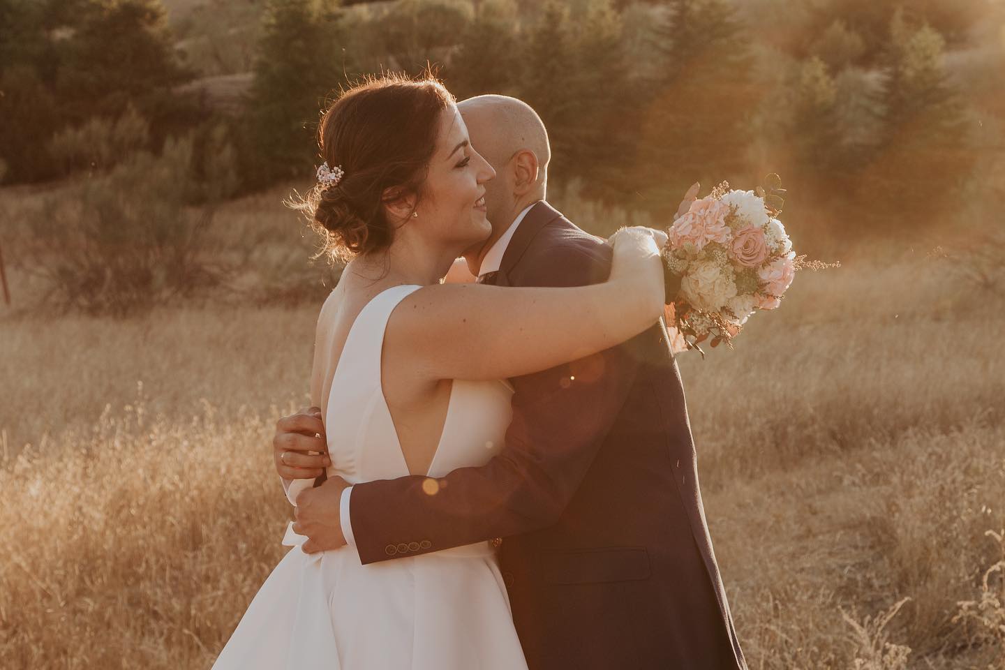 Preciosa la luz que nos acompañó este día. #madridbodas2022 #madridbodascampo #novios #pareja #buquetnovia #luz #atardecermadrid #atardecerverano @aalcachucho