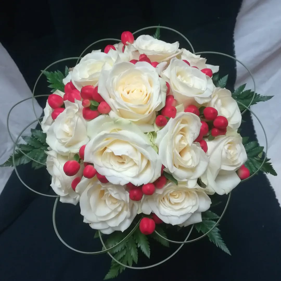 Ramo de rosas blancas con un toque muy navideño de flor de cera roja 🎄
.
.
.
.
.
.
.
.
#flowers #arrengement #floristry #christmas #flower #bouquet #wedding