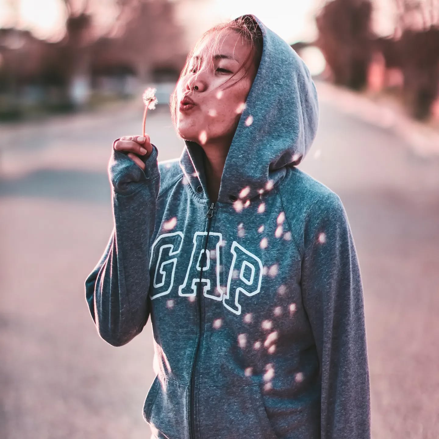 NOUVEAU À LORIENT : 1 COURS COLLECTIF DE COACH-RESPIRATION ® DÉDIÉ AUX ADOLESCENTS DE 12 ANS et +.
Dès le mois de janvier 2023, je vous invite à découvrir 1 nouveau cours destiné aux adolescents de 12 ans et + chaque mercredi au Centre Les 3 Bulles à Lorient, de 14h00 à 14h45.
En participant aux cours collectifs (maximum 4 participants), vos adolescents bénéficient d'un programme de maîtrise du souffle spécialement adapté pour eux. Ils apprennent grâce à des outils pratiques à mieux gérer les situations de stress, à gagner en confiance et à améliorer leur concentration.
Tarifs :
COURS COLLECTIFS (forfait trimestriel) : 130 €
COURS COLLECTIFS (forfait liberté 4 séances) : 60 €
Fiche d'inscription téléchargeable sur mon site www.ericruff.fr rubrique agenda.
Pour plus d'infos contactez-moi directement par mail à contact@ericruff.fr. ou sur mon portable au zéro 6 09 07 05 66.
#coachrespiration
#respirationbienêtre
#bien-être
#lorient