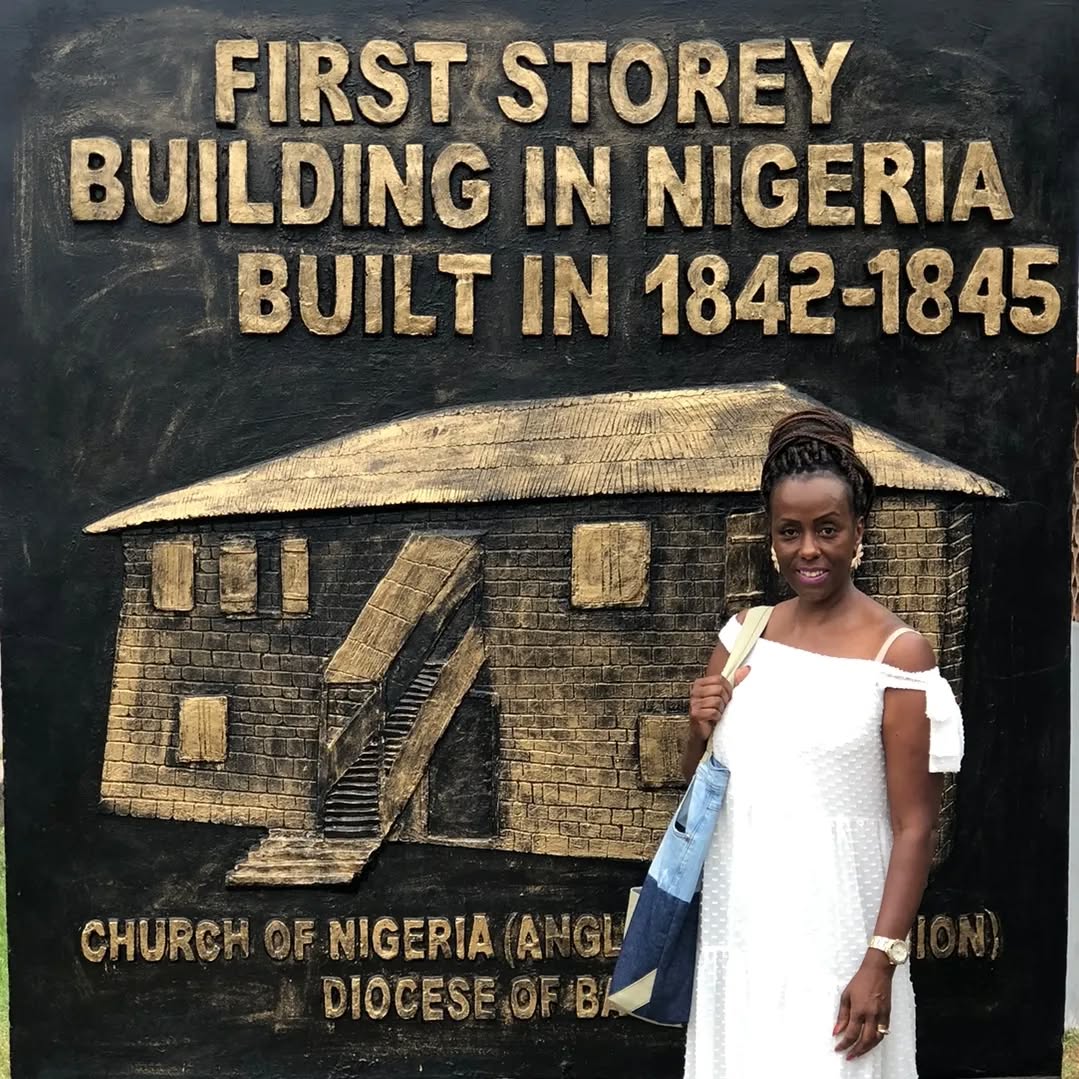 Lerato esta na África a convite de algumas pessoas que acreditam em nosso projeto.
Nosso lema é que em muitos casos, o que é visto como lixo, não é lixo.
Lixo é somente aquilo que não serve para absolutamente nada! Não pode ser reciclado, reaproveitado ou reutilizado de nenhuma maneira.
Se o material que precisa ser descartado tiver alguma utilidade, não é lixo, é resíduo e resíduo pode gerar renda para alguém em algum lugar, ser descartado da maneira correta ou ser reaproveitado.
A reciclagem é o processo de reaproveitamento de materiais descartados. Seu objetivo é reintroduzi-los na cadeia produtiva a fim de que ainda gerem valor e sejam reutilizados, reduzindo-se a produção de lixo, aumentando a preservação dos recursos naturais e melhorando a qualidade de vida das pessoas.
Neste ano de 2023, faremos de tudo para gerar renda para inúmeras mulheres e famílias.
Assim iniciamos Projeto Lerato em 2023, quem vem com a gente!???