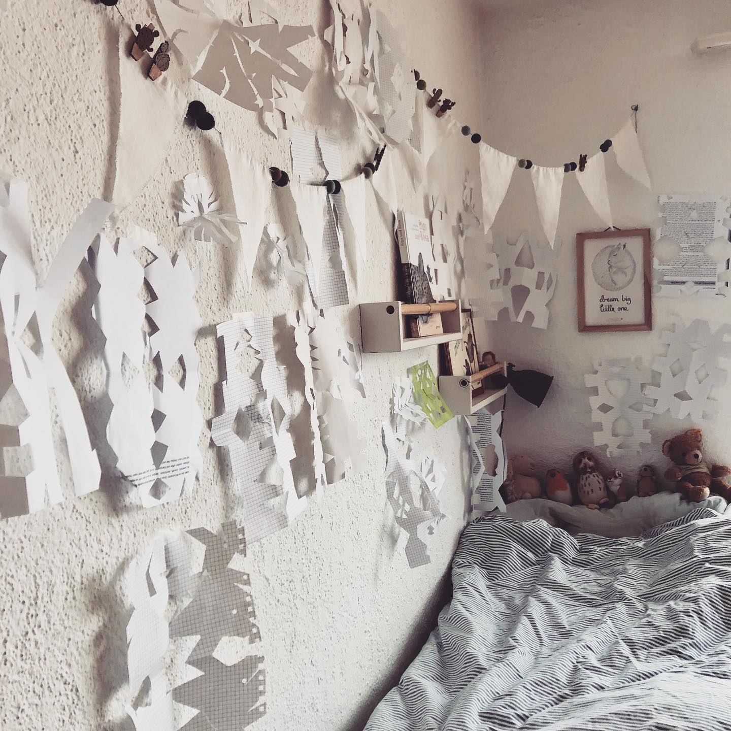 Früher war es mir wichtig, dass meine Kindergartenkinder sehr schnell ihren Namen schreiben konnten. Und zwar aus folgendem banalen Grund: Ich wollte nicht immer 25 Zeichnungen anschreiben. Aus entwicklungspädagogischer Sicht macht das allerdings null Sinn, mit vier Jahren den Namen schreiben zu können. Ausser, das Kind will es von sich aus lernen. Kinder lernen in diesem Alter ganzheitlich, mit allen Sinnen, mit dem ganzen Körper. Und interessengesteuert.
Mein Sohn (5 1/2) konnte bis vor sechs Monaten keine Schere spontan richtig in die Hand nehmen. Es interessierte ihn einfach nicht. Bis er - nachdem er ein Piratenbilderbuch studiert hatte - dringend einen Goldschatz brauchte. Bloss, wir hatten sowas nicht im Haus. Also malte er stundenlang Goldstücke und schnitt sie in mühseliger Arbeit aus. Ich fand das unglaublich faszinierend. Die Schere und somit das Schneiden wurden Mittel zum Zweck und zack; nach einigen Tagen benutzte er sie, als wäre er damit in der Hand geboren.
Letzte Woche kam er mit einem Scherenschnitt vom Kindergarten nach Hause und war hin und weg von dieser Falttechnik. Für zwei, drei Tage hat er dann auch nichts anderes gemacht (die abgebildeten sind die, die nicht überall verteilt herumliegen 😄🤪).
Im Gegensatz dazu noch ein Anekdötli vom letzten Dezember: Ich komme nach der Arbeit nach Hause und entdecke auf der Fussmatte im Treppenhaus einen völlig zerrupften Samichlaus. Ich frage meinen Sohn, ob er im Kindergarten einen Samichlaus gebastelt habe. Er: „Ja, aber ich hab die Watte vom Bart für etwas anderes gebraucht.“ Sorry, Chlaus 🎅🏻😅!
„Kinder wollen Erfahrungen machen, lustvoll und freiwillig, aber nur dann, wenn sie aufgrund ihrer Entwicklung das Bedürfnis danach haben und es selbstbestimmt tun dürfen. Wir Erwachsenen können und sollten Angebote machen, sollten aber nicht insistieren, wenn das Kind kein Interesse zeigt.“
(Aus Schülerjahre, Remo H. Largo)
.
.
.
.
#lernen #kindergarten #kindergartenteacher #lernimpuls #neugierde #ganzheitlicheslernen #freudeamlernen #learning #momof3 #mamansuisse #maman #mom