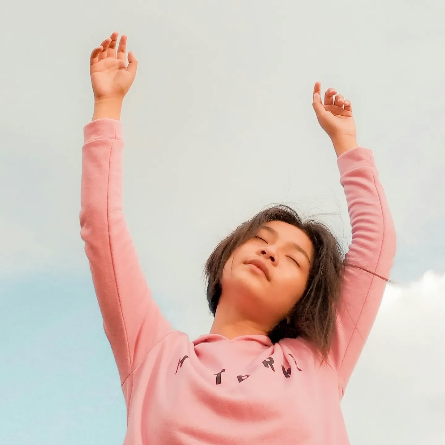 Apprendre à mieux respirer pour lâcher prise avec le mental, retrouver la sérénité de l'esprit et l'énergie du corps : c'est chaque jeudi, au 6ème Sens à Lorient, de 19h45 à 21h00 et chaque mardi, à l'Îlot Kergaher à Guidel, de 18h15 à 19h30.
En vous inscrivant à mes séances, vous bénéficiez d’un programme complet et d’outils pratiques pour lâcher prise avec le mental et vous reconnecter à votre corps : initiation à la respiration consciente, respiration alternée, étirements des muscles respiratoires, apnées contrôlées, développement des capacités pulmonaires, exercices de coach-respiration® (travail postural, libération du souffle, gestion du stress, apaisement des tensions).
Tarifs :
COURS COLLECTIFS (forfait trimestriel) : 130 €
COURS COLLECTIFS (forfait liberté 6 séances) : 80 €
TARIF SÉANCE À L'UNITÉ : 20 €
Les forfaits peuvent être utilisés à Lorient comme à Guidel. Fiche d'inscription téléchargeable sur mon site www.ericruff.fr rubrique agenda.
Pour plus d'infos contactez-moi directement par mail à contact@ericruff.fr.
#respiration
#bien-être
#guidel
#lorient