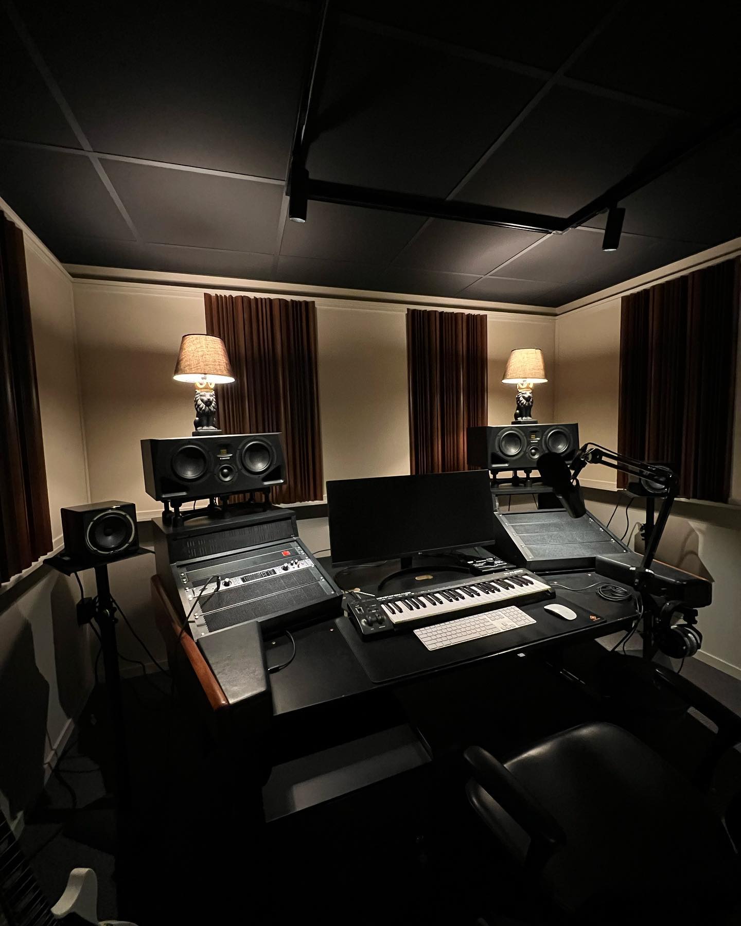 En av många studior som fått sig en rejäl touch up under detta projekt. ⭐️ Håll utkik efter fler bilder. #studiobyggarna #musicproduction #acoustictreatment #musicstudio