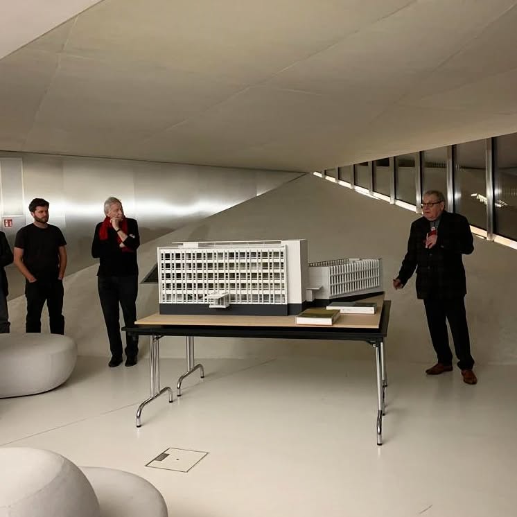 #mudaclausanne #bernardtschumi
#tsam#jacquesgubler#vaudoiseassurances#suissearchitecture#docomomo#docomomointernational#airesmateusarquitectos#airesmateusarchitects#ittenbrechbühl
Today, we were very lucky to attend the opening of a book about the Vaudoise assurances headquarters building, created by Jean Tschumi in 1954. His son, Bernard Tschumi, was also there, as well as the architectural historian Jaques Gubler. Thanks to Giulia marino for making it possible.