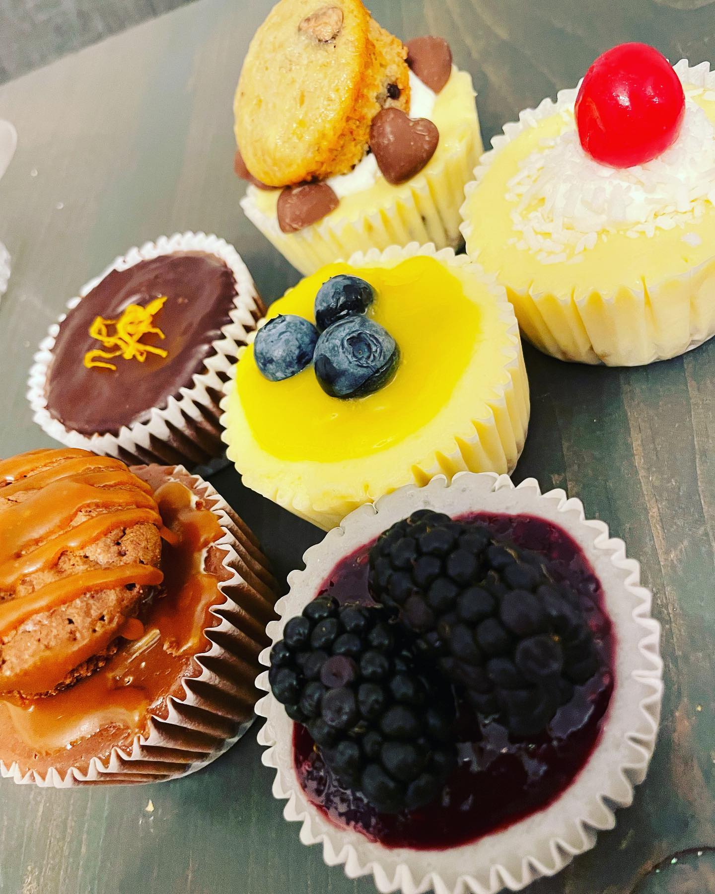 As promised Mother’s Day orders are here! Mother’s Day packs are $25 and include the following flavours:
1. Salted Caramel Brownie
2. Grand Marnier
3. Chocolate Chip Banana
4. Pina Colada
4. Lemon Blueberry
5. Lavender Blackberry
Please direct message me to reserve a spot. All orders will be ready for pick up between 12-4 on May 13th & 14th. Please specify your requested date when ordering
#mothersday2023 #minicheesecake #cheesecake #cheesecakeislife #mothersdaydessert #getinmybelly #bakersgonnabake #durhamregion #brooklinmoms #whitbymoms #oshawamoms #sogood #grandmarnier #piñacolada #bananabread #brownies #lemonblueberry #lavender #toeats #purchasewithpurpose