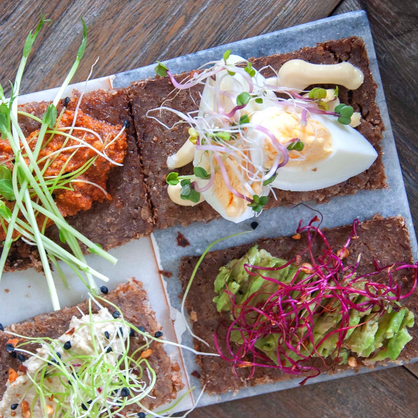 Enkelt att liva upp vilken rätt, smörgås eller tilltugg som helt med lite groddar och skott! 🌱 finns att köpa i din närmsta matvarubutik.
Har dom inte det du letar efter kan du alltid be dom att ta in det.
#nyttogrönt #groddar #groddarskottmikrogrönt #groddarochskott #groddarärgott #skott #rödbetsgroddar #rädisgeoddar #vitlöksgroddar #ärtskott #sprouts