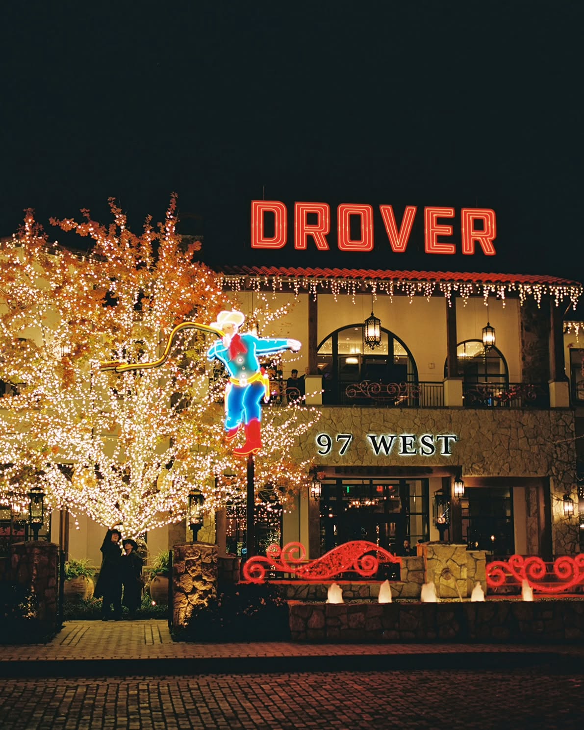 Hands down, one of my most challenging wedding desserts. However, this was a challenge I couldn't refuse. I loved everything about this venue and the entire setup. Thanks to our vendor team! #cookie
#bride
#ashtonmariecakesllc #ashtonmariecakes #weddinginspiration #weddingcakeinspiration #weddingday #weddingcake #weddingphotography #weddingphotographer #weddingplanner #weddingplanning #instagood #instacool #instacake #instadaily #dallasengagement #dallastx #cookieart #cookiedecorating #cakebae #midlothiantx #midlothiantexas
#dfw #dfwweddings #dfwwedding #dfwcakes
Venue: @hoteldrover
Planner: @angelamarieweddingsandevents
Photographer: @stephaniemichellephotog
MUAH: @torisheen
Cake: @@ashtonmariecakesllc
Paper Goods: @paperrefinery
Floral: @jamesonsflowers
Rentals: @toptiereventrentals
Band: @theredwineband
Rentals: @toptiereventrentals
Shoes: @dolcevita
Groom Attire: @theblacktux
Dress: @alexandragrecco @lovelybridedallas
Cigar Roller: @dfwcigarroller
