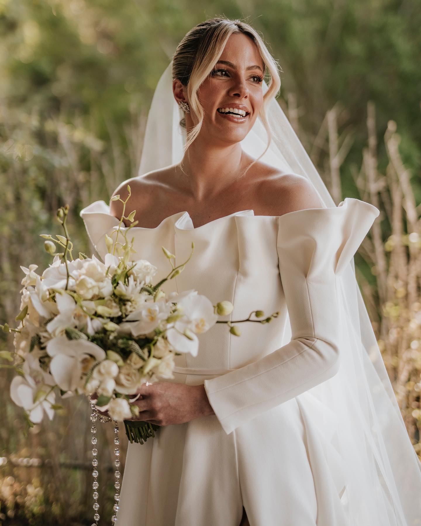 A Rafaela é uma noiva que dispensa qualquer legenda ?
? @torinzanetteweddings
Vestido: @carlosbacchi
Beauty: @rodrigoramas
Bouquet: @marconzieventos
#noiva #vestidodenoiva #casamentonocampo #assessoriadecasamento