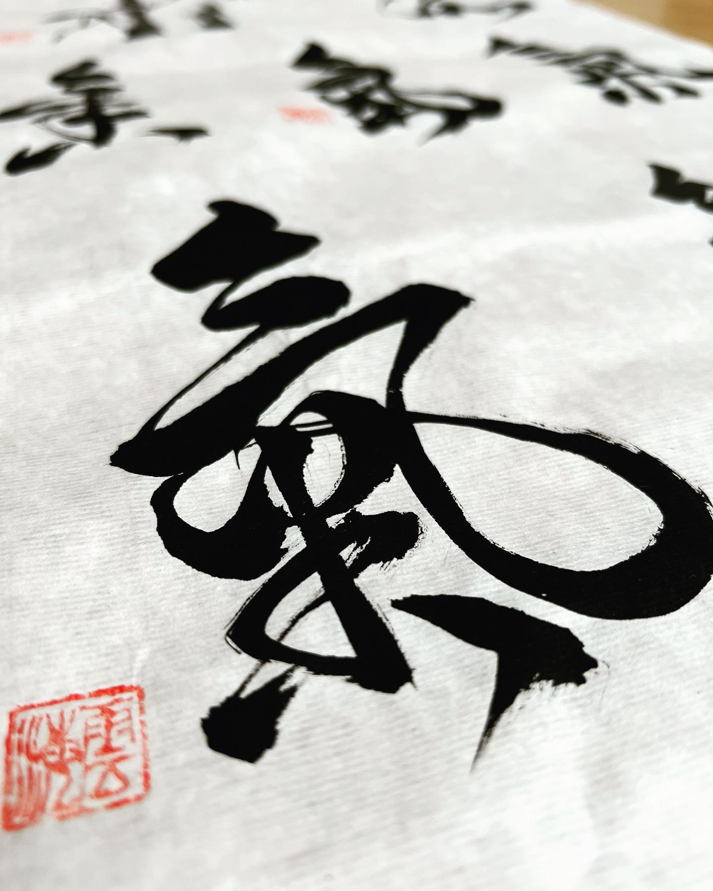 Was bedeutet eigentlich Qi?
Es gibt so viel "Mythen" um dieses Wort, dass es sich lohnt hier mal genauer hinzuschauen!
氣 (Qi, gesprochen tschi)
Die wörtliche Übersetzung lautet '(Wasser-)Dampf', 'Atem'. Oft wird es als „Lebensenergie“ oder
einfach nur als „Energie“ übersetzt. Und das trifft den Kern!
Denn das chinesische Schriftzeichen enthält bereits die Erklärung.
Es besteht aus zwei Teilen. Der erste Teil - oben 气, bedeutet Wasserdampf.
Der zweite Teil - unten 米, bedeutet Reis.
Also zusammen ‚gedämpfter Reis‘. Das absolute Grundnahrungsmittel in China.
Ganz simpel ausgedrückt, isst man gedämpften oder gekochten Reis, hat man Energie.
Energie um zu leben und aktiv zu sein.
Deshalb sagen auch die Chinesen "kein Qi, kein Leben".
.
.
Kalligraphie Qi - Daniel Dorta
.
.
.
#qi #qigong #taichi #taichiqigong #taichiwudang #qigongdeutschland #taichideutschland #gutzuwissen #kalligraphie #kalligraphiekunst #mythos