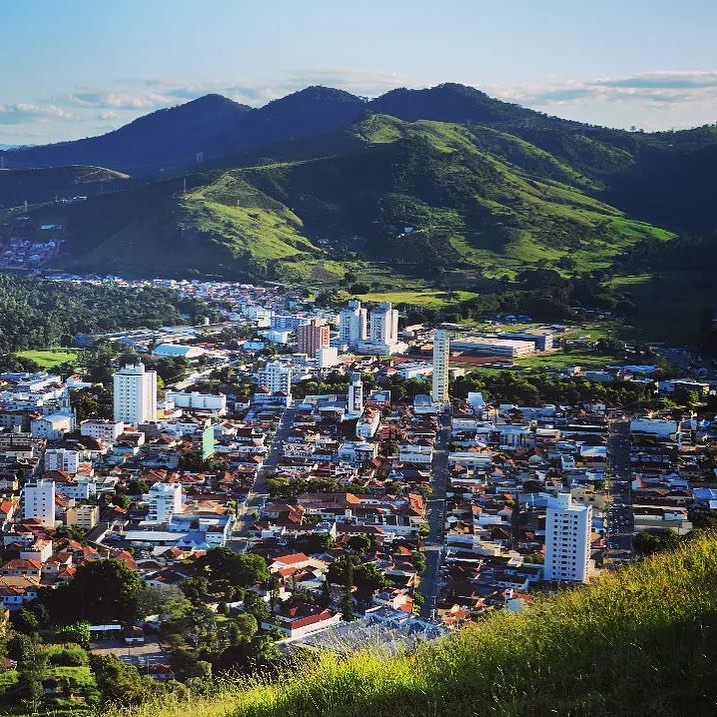 "Santa Rita, inspiração
📷: @olhardeumbiologo
📍: Santa Rita do Sapucaí
🚩: Rota da Criatividade
Em terras de encantos e belezas sem igual,
Ergue-se Santa Rita do Sapucaí, ó celestial,
Cidades das montanhas, rios e café,
Teus encantos, oh, Santa Rita, da fé.
Em teu solo fértil, brotam sonhos e inovação,
Corações cheios de criatividade e paixão,
Centro de tecnologia e ensino de renome,
Santa Rita, és a inspiração que nos consome.
Tuas ruas, serenas e acolhedoras,
Abraçam visitantes e moradores,
Em cada esquina, histórias e cultura a se abraçar,
Santa Rita, és um tesouro a se desvendar.
Através dos tempos, teu nome ecoa,
Em verso e prosa, tua fama se entoa,
Da música ao artesanato, manifestações de arte,
Santa Rita, és a musa de toda parte.
Teu povo, trabalhador e hospitaleiro,
Cultiva a esperança e o amor verdadeiro,
Unidos, forjaram uma comunidade forte,
Santa Rita, és o reflexo de um povo de sorte.
Oh, Santa Rita do Sapucaí, és um diamante bruto,
Que lapidado pelos anos, revela o fruto,
De um lugar encantador, cheio de magia,
Santa Rita, és a jóia mais preciosa da nossa poesia.
Que o futuro te traga ainda mais progresso,
Que tua luz brilhe em cada sucesso,
Santa Rita do Sapucaí, és motivo de orgulho e devoção,
Teu nome, em nossos corações, ecoará para sempre, Santa Rita, eterna inspiração.”