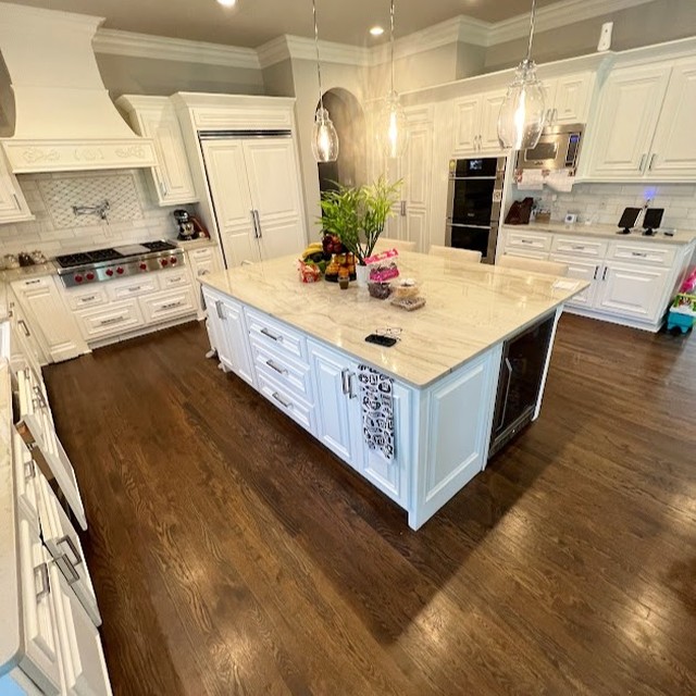 Welcome to our breathtaking home in Sugarloaf Country Club in Duluth, GA! Admire the stunning Red Oak floors, enriched with Dark Walnut stain and protected by Oil-Based Polyurethane with a satin sheen. 😍✨ #SugarloafPlantation #DuluthGA #HomeSweetHome #RedOakFloors #DarkWalnutStain #PolyurethaneFinish #SatinSheen #eleganceatitsfinest