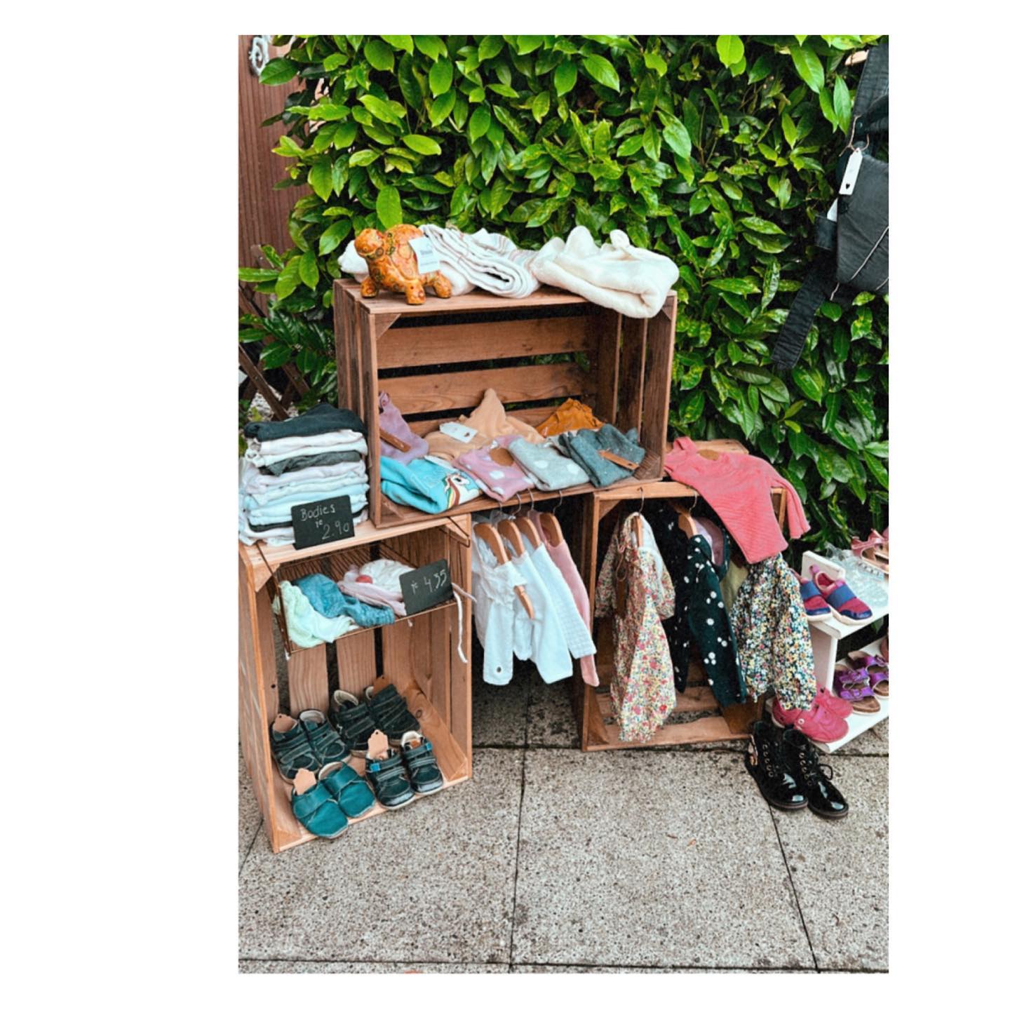 Wir gehen in die zweite Runde!
👚am 15.8.23
👢von 9-11h und von 14-16h
👖am Burenweg 18
Wir werden an diesem Tag nicht nur wieder unsere schönen Kinderkleider aus zweiter Hand verkaufen, sondern nach Vereinbarung und gegen Gutscheine ANKAUFEN.
☝🏼Übrigens möchten wir die Sachen, die wir nicht verkaufen können gerne spenden. Vielleicht kennt ja Jemand jemanden… ihr wisst schon!
#kinderkleider #secondhand