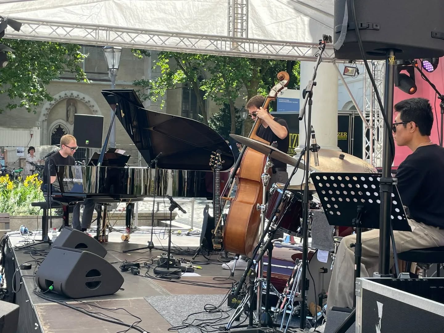 Was für eine tolle Erfahrung auf dem @jazzwe.regensburg 2023.
Ich durfte mit meinem Trio meine Kompositionen auf dem Bismarckplatz präsentieren.
#music #live #jazzpop #trio #regensburg #summer #piano #pianomusic #kontrabass #jazzweekend #jazzweekendregensburg #2023