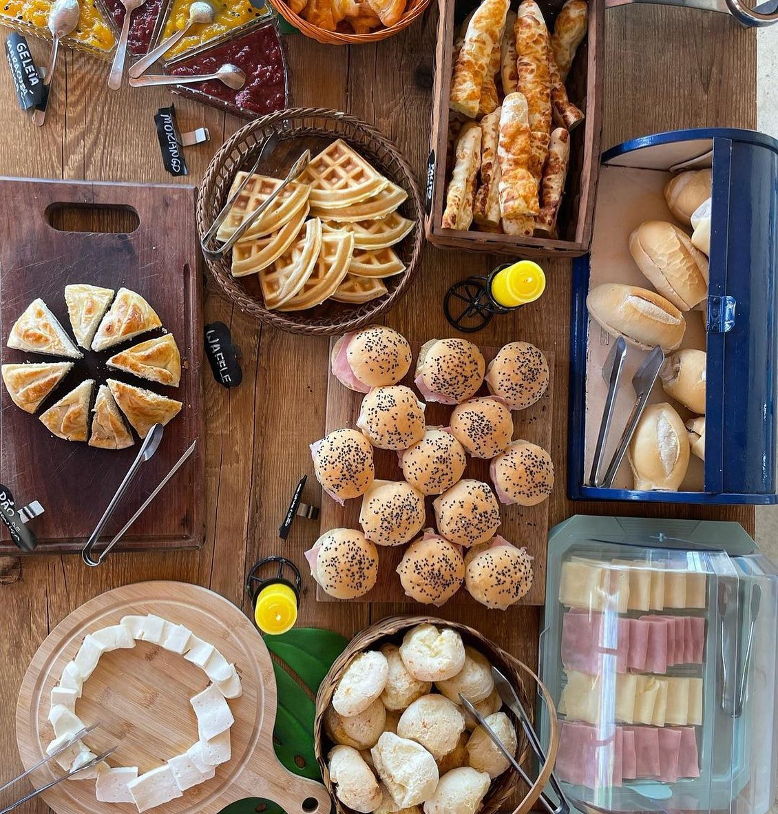 Já imaginou acordar com uma mesa de café da manhã igual a essa?! 🤩
📷: @ranchosantafesrs
📍: Santa Rita do Sapucaí - MG
🚩: Rota dos Sabores
Comece o dia com um toque de sabor e uma dose de energia! ☕🌄
Se você é apaixonado por café e sabores típicos da região do Sul de Minas Gerais como nós, venha se deliciar em Santa Rita do Sapucaí e explorar a incrível Rota de Sabores que nossa cidade encantadora tem a te oferecer.
Cada prato é uma história e cada rua é um convite para descobrir novas experiências. Prepare-se para uma jornada gastronômica única! ✨🍳🥐
#SantaRitaGastronômica #RotaDeSabores #CaféDaManhãPerfeito #santaritacit