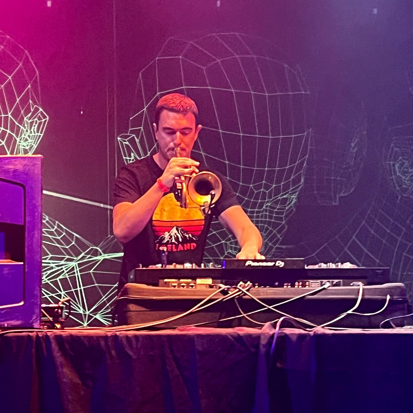 Performing for the Miami VICE night at @blacklodgenow in Memphis, TN!
Thanks to @maddevents_ for the invite!
It feels amazing to spread my music in so many places!! 🎺 🎶