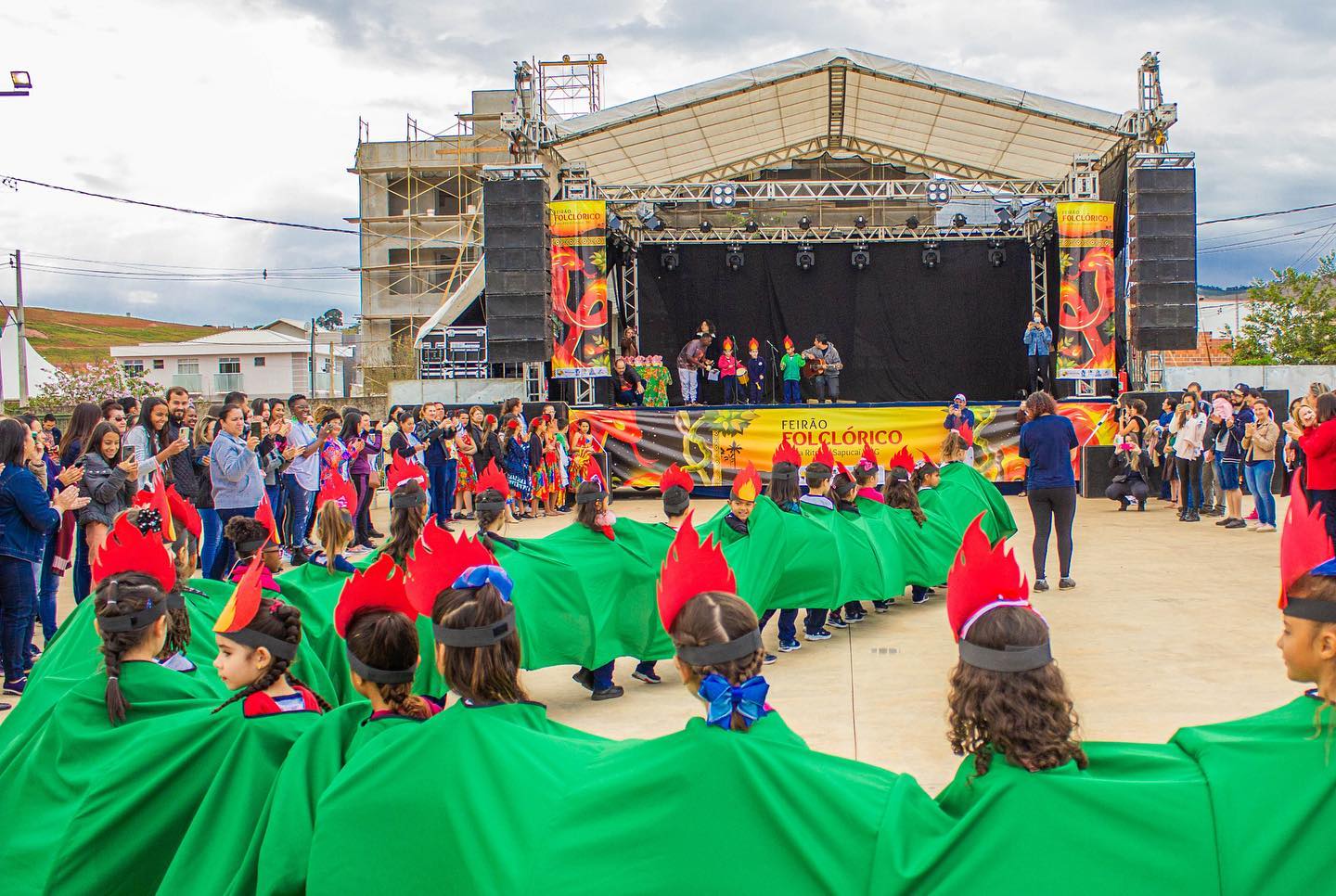 Relembrando a magia desse momento único enquanto nos preparamos para a 42ª edição do Feirão Folclórico em 2023!
📍Santa Rita do Sapucaí
🚩 Rota da Criatividade
Explorando a criatividade que nos encantou no ano passado e ansiosos para ver como as lendas da Mantiqueira irão inspirar as músicas e apresentações desse ano.
O evento já tem dia, local e hora: dia 19 e 20 de Agosto (sábado e domingo), no Centro de Eventos.
Para mais fer acesso a mais informações e a programação completa, acesso o perfil da @prefeiturasrs ✨🥳