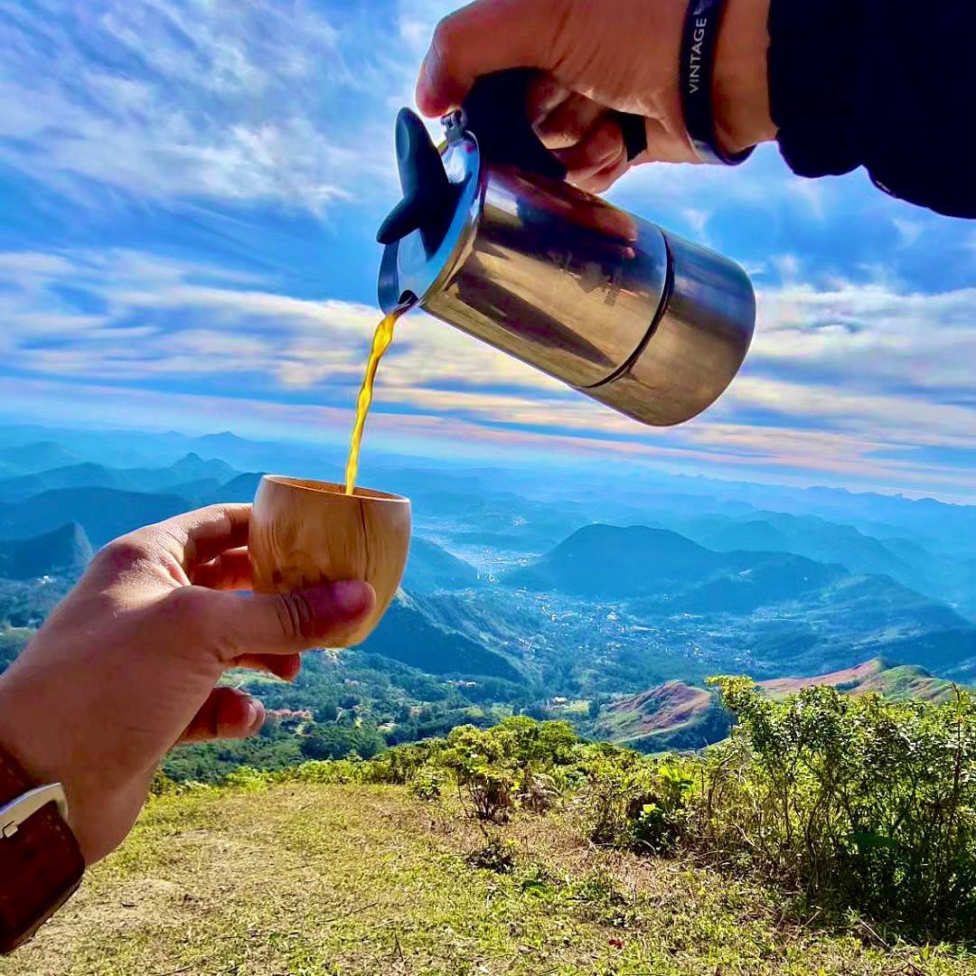 Explore a trilha aromática de Santa Rita do Sapucaí ☕️🌿
📷 @woodn.coffee
📍 Santa Rita do Sapucaí
🚩 Rota do Café
Descubra os segredos da rota do café, onde cada grão conta uma história única. Do pé à xícara, sendo uma verdadeira jornada fascinante pelas origens do sabor que aquece nossas manhãs. 💙
