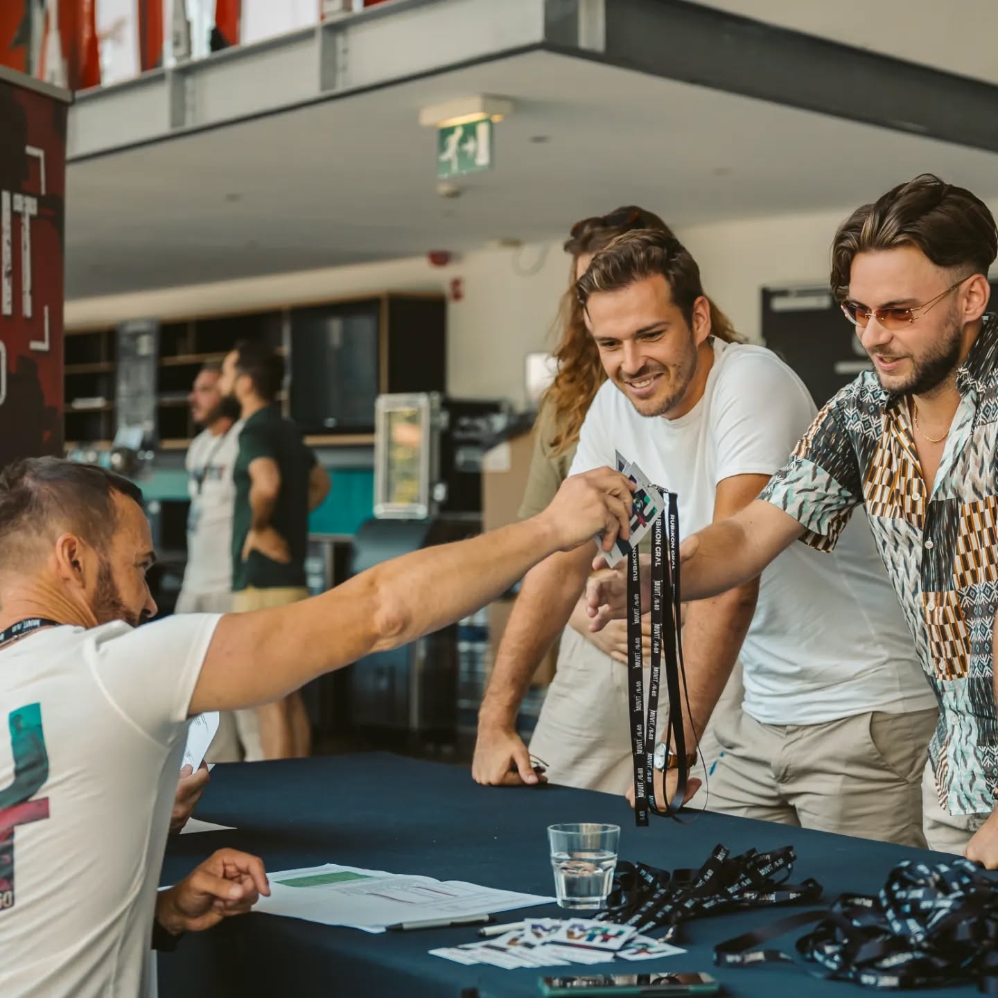 Maraton ustvarjanja kratkih filmov v 60-ih urah je štartal danes ob 12.00. Čas teče za 24 ekip, ki se potegujejo za nagrade, ki bodo podeljene v petek, 25.8., v Kino Šiška, ob 20h. Naroči svojo brezplačno vstopnico na muvit6x60.com/premiera
Foto: Črt Piksi