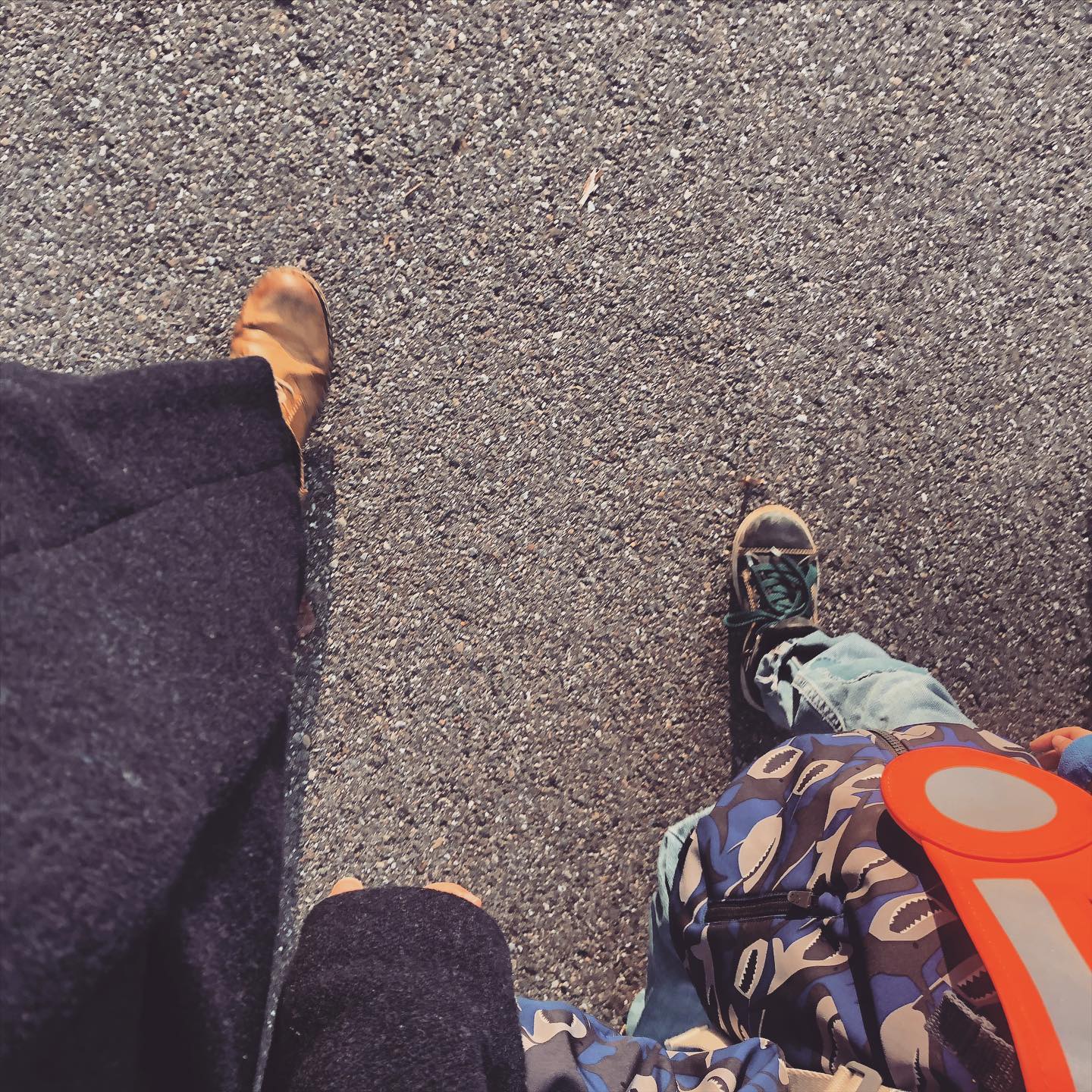 | Loslassen
Am Dienstag sagte ich einer Mutter im Kindergarten, deren kleiner Junge weinte und Mühe hatte, sie gehen zu lassen, dass es manchmal auch die Haltung der Eltern sein könne, die das Kind hindert, Abschied zu nehmen. Wenn man selbst nicht bereit ist und Mühe hat, loszulassen, spürt das das Kind unbewusst sofort. Kinder haben die feinsten Antennen.
Am Mittwoch kam die Mutter, blieb noch ein bisschen und spielte mit ihrem Sohn Lego. Danach gingen wir in den Kreis und sie verabschiedete sich liebevoll aber klar von ihm. Er setzte sich zu uns in den Kreis und war ganz vergnügt. Später sagte mir die Mutter, dass sie gemerkt habe, dass das Abschiednehmen tatsächlich „ihr Problem“ gewesen war und ihr sehr Mühe gemacht habe. Was unsere innere Haltung gegenüber dem Kind ausmachen kann!
Kinder sind einem so nahe, da vermischen sich Gefühle und Emotionen ganz schnell. Darum kann es helfen, wenn man Folgendes im Auge behält: Wer ist es denn jetzt, der Angst hat? Ist es mein Kind, oder bin ich es? Wer hat Mühe mit der Art, wie die Lehrperson mit meinem Kind spricht? Wer ist enttäuscht darüber, dass die Tochter jetzt doch kein Tennisstar wird? Wem tut es weh, dass das Kind ohne Freund in die nächste Klasse eingeteilt wurde? Sind es die Kinder, oder wir? Sind es unsere Gefühle, die wir dem Kind unbewusst überstülpen?
Und so begleitete auch ich vor zwei Jahren meinen Jüngsten ein paar Wochen auf dem Kindergartenweg, weil er „Mühe“ hatte. Aber es war ganz klar mein Thema und nicht das meines Sohnes und ich gab mir bewusst eine klare Zeitlimite, um loszulassen und auch, um ein bisschen trauern zu dürfen, da so ein Schritt auch immer ein bisschen ein Abschied ist. Es war meine „Bewältigungsstrategie“, ihn in’s Leben hinauszulassen und ihm diesen Raum schenken zu können.
Schliesslich war es auch ich, der die Tränen kamen, als wir den Schnuppermorgen besuchten und ich ihn da im Kreis sitzen sah. Zum Glück aller arbeitete ich dann an seinem ersten Kindergartentag und mein Mann begleitete ihn. Meine wogenden Emotionen hätten wahrscheinlich den ganzen Kindergarten samt Stuhlkreis, Kinder und Kindergartenlehrperson auf und davongespült 🌊.