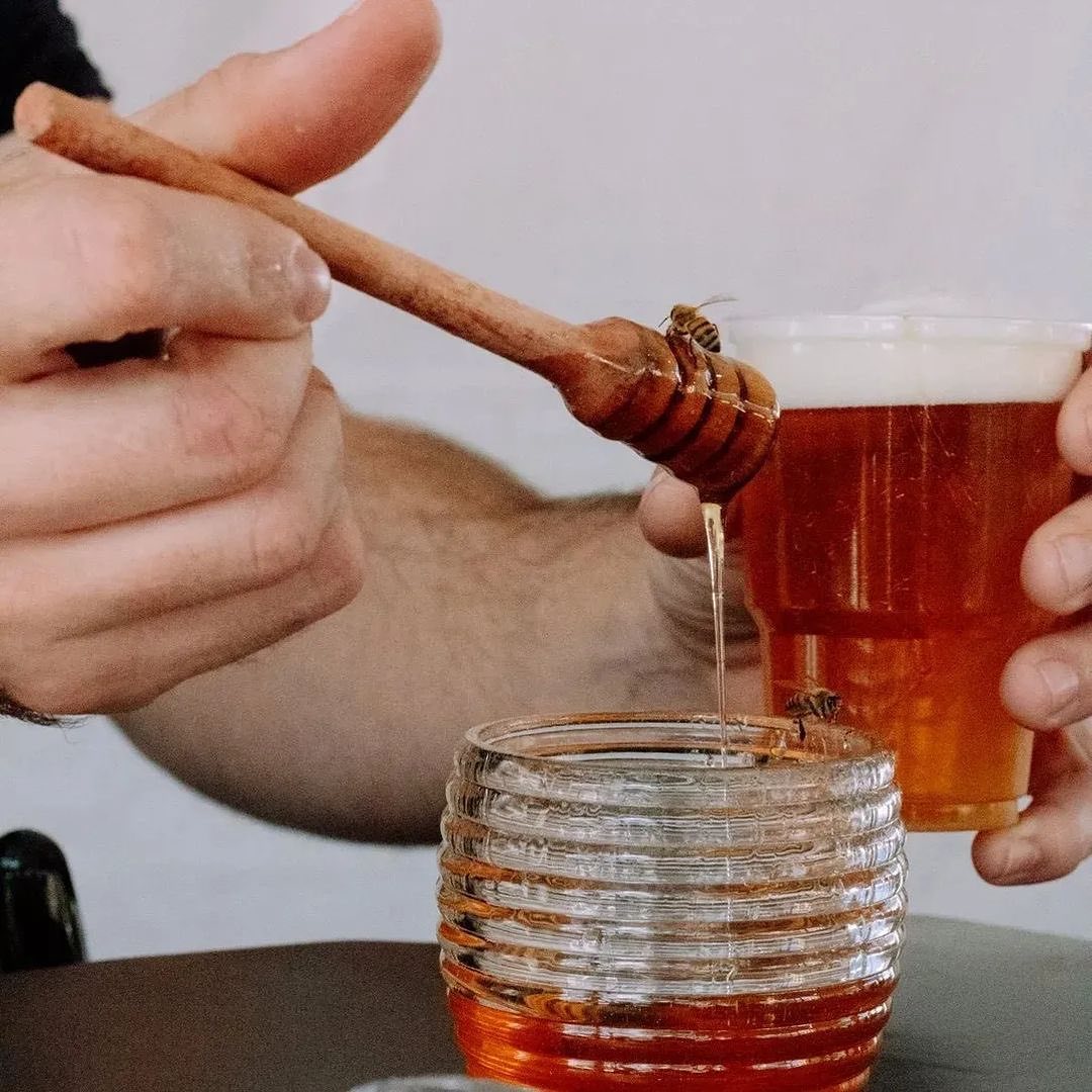 O elixir dourado também está presente em Santa Rita do Sapucaí 😋❤️
📷: @ marcelbrg e @apiariopousodocampo
📍Santa Rita Do Sapucaí
🚩 Rota dos Sabores
A cidade está recheada de experiências gastronômicas deliciosas e incríveis. E no centro desse meio, está o mel, um presente da natureza que adoça nossas vidas e nossos pratos. 🐝✨
Conheça a doçura da tradição e os sabores que contam a história dos nossos produtores locais.
Obs: Em 2023 e novamente agora em 2022 o @apiariopousodocampo esteve presente durante o Hacktown com uma incrível harmonização de chopp com mel durante o evento.🍯🍽️✨
fotos: @ marcelbrg