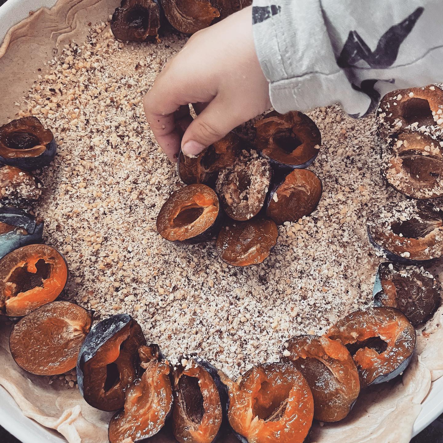 Als ich in der ersten Klasse war, hatten wir das Thema Bauernhof. Unsere Lehrerin brachte verschiedene Getreide mit und wir haben die unterschiedlichsten Brote gebacken und mit Mohn etc. verziert. Das ist mir bis heute geblieben.
„Bildungserfahrungen sind nicht an bestimmte Orte und Zeiten gebunden. Vor allem nicht in der Kindheit. Das macht das Lernen in der Schule manchmal so unerträglich. Eine Achtjährige: „Wir haben in der Schule über Brot geredet. Langweilig.“
„Wieso? Das kann doch interessant sein: Brot?“
„Das war schon interessant. Aber das Reden darüber war total langweilig.“
Wissen entsteht nur in einem ganzkörperlichen Austausch mit der Welt. Mit ihrem ganzen Körper müssen die Kinder auf die Wissensanlässe zugehen.
Synapsen bilden sich im Gehirn des Kleinkinds vor allem dann, wenn es „selbstwirksam“ ist, „selbstbildend“, aktiv beteiligt. Das Kind muss die Welt nicht als Vorgefundenes erfahren, es muss sie NEU erfinden.“
- Donata Elschenbroich: Weltwissen der Siebenjährigen.
.
.
.
.
.
.
#backenmitkindern #feinmotorik #frühförderung #zeitfürkinder #sinne #kindergarten #kindergartenteacher #kindergartenactivities #elternsein #momof3 #familytime #mamaleben #mamalife #preeschoolactivities #mamansuisse #gemeinschaftsgefühl #momslife #mamavon3 #lebenmitkindern #alltagmitkindern