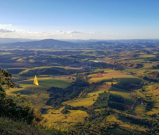 Descubra a magia das paisagens que pintam nosso horizonte em Santa Rita do Sapucaí!
📍Santa Rita do Sapucaí
🚩 Rota da Natureza
De montanhas majestosas a águaus serenas, cada canto revela a maestria da natureza. Em Santa Rita, somos agraciados com a harmonia das cores e a serenidade dos espaços naturais.
Venha explorar as maravilhas que a terra tem a oferecer e se perder na imensidão de sua beleza. 🍃🌞🌾
