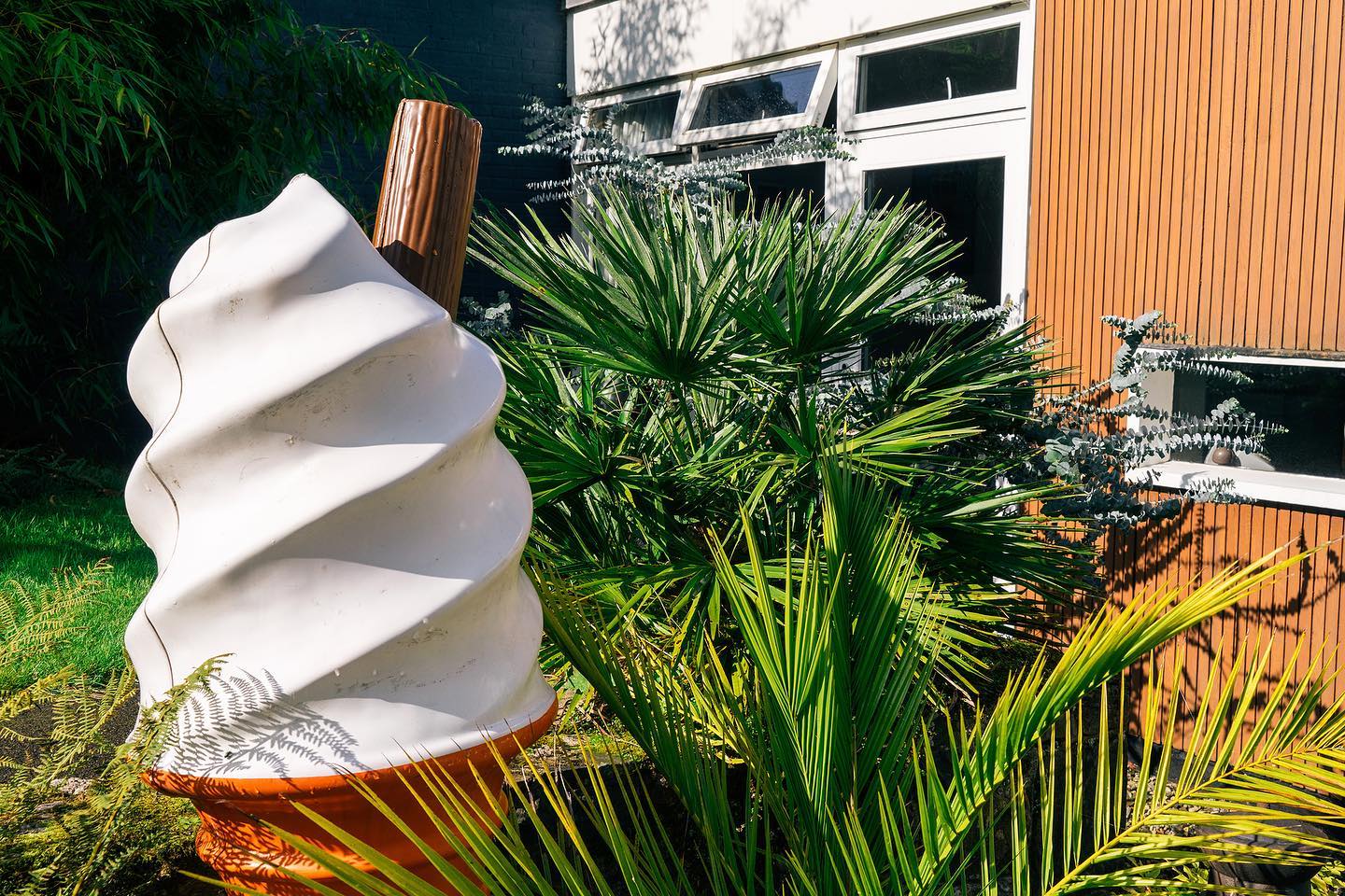 Last few rays of summer sun in the garden this week ☀️
.
.
.
#endofsummer #icecream #poke #flake #cone #mrwhippy #sculpture #ferns #garden