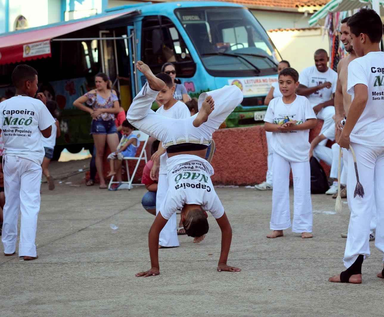 Explore todas as formas de Criatividade em Santa Rita do Sapucaí e mergulhe na rica cultura da Capoeira, do Grafite, das danças e das pessoas.🥋✨
📷 @letticia.ft 🤝 @capoeiranagosrs
📍Santa Rita do Sapucaí
🚩 Rota da Criatividade
Descubra os movimentos, ritmos e histórias que fazem parte da nossa tradição cultural.
Venha nos visitar e se tiver dúvidas sobre o que fazer na cidade, pergunte ao CIT e embarque nessa jornada única de arte e tradição! 💃🥁
#SantaRitaDoSapucaí #Rotada Criatividade #culturalocal