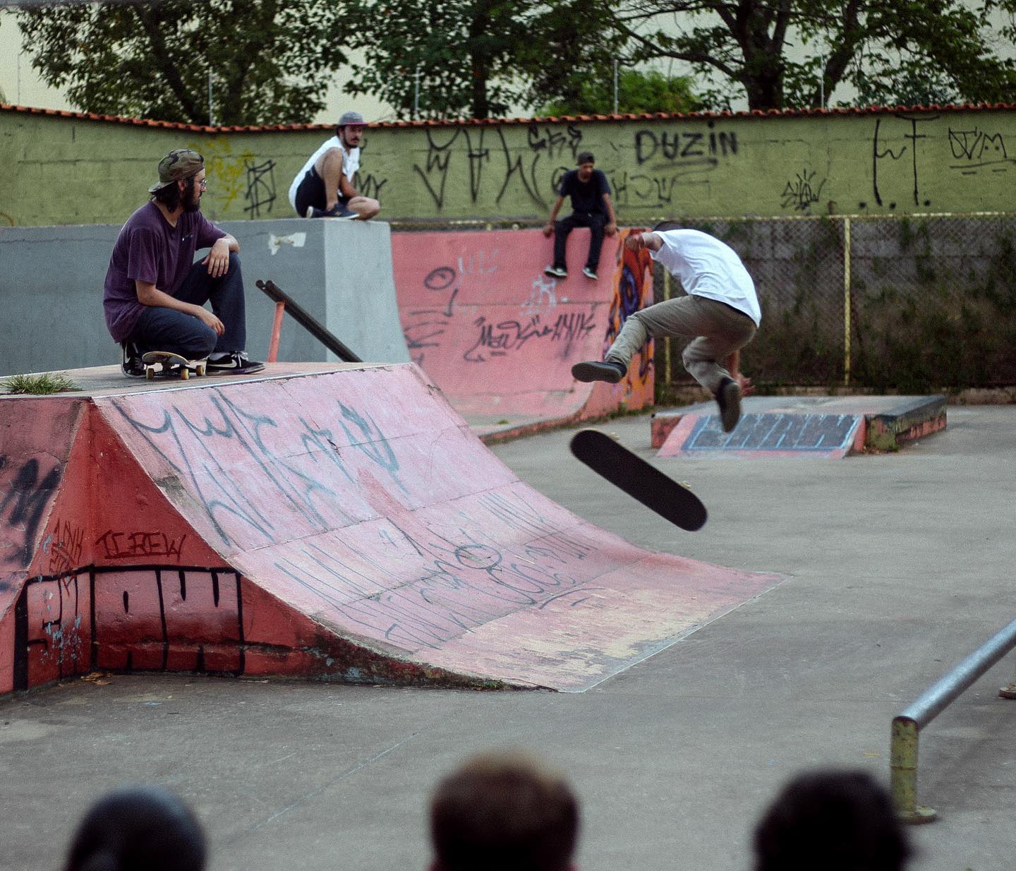📷 @letticia.ft
📍 Santa Rita do Sapucaí
🚩 Rota da Criatividade
Em Santa Rita do Sapucaí, a cultura é nossa essência, o skate é nossa paixão e a roda da criatividade nunca para de girar! 💫
🛹 Descubra o que torna nossa cidade tão única e vibrante no perfil do Santa Rita CIT.
Venha viver essa experiência única em nossa terrinha🌟
#SantaRitaCIT #Cultura #Skate #Criatividade #descubrasantarita