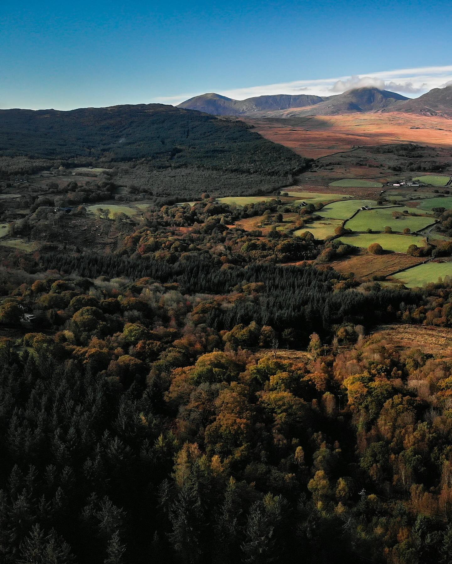 Views towards Rhinog Fach & Rhinog Fawr
#discovercymru #visitwales #thewalescollective #drone #djiglobal #dronestagram #walescoastpath #fromwhereidrone #drone #visualsofbritain #leagueoflenses #country_features #exploretocreate
#optoutside #yourwales #snowdonia #snowdonianationalpark #snowdoniagram