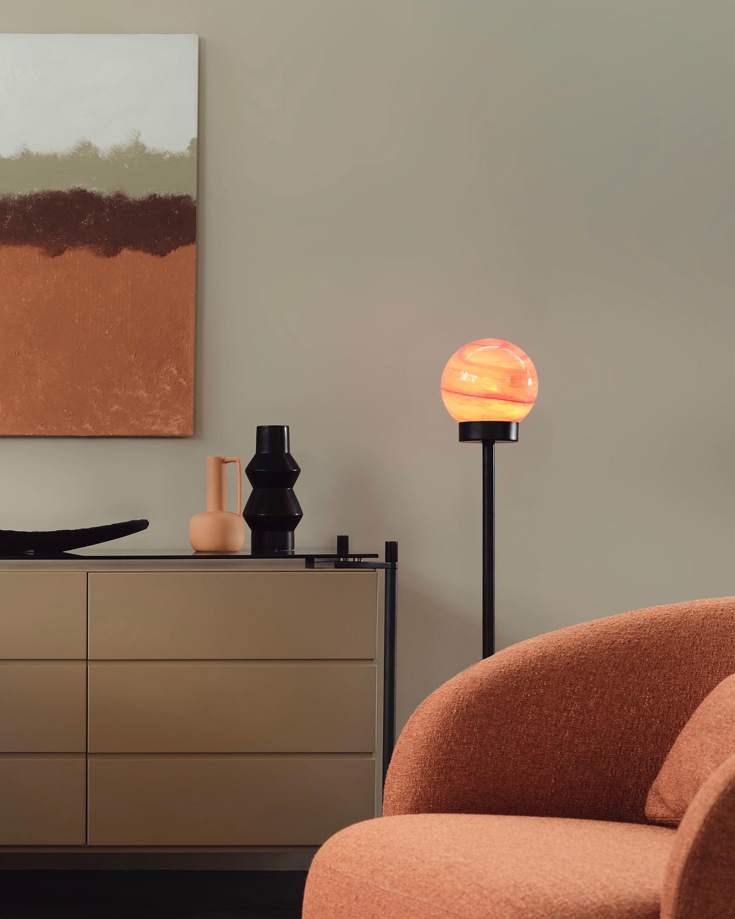 Would you like to see your space in a new light?
~ #space ✨
💫 styling: @editor.cd 
📸: @cuneyt__ekin 
.
.
.
.
.
.
.
.
#floorlampdesign #modern #mars #interiordesign #interior #interiordesigner #lighting #lightingdesign #designer #glassart #glassartist #glassblowing #newcollection #galaxy #astro #livingroomdecor #homedecor #decoration #bedroominterior #architecture #livingroom #livingroomdecor