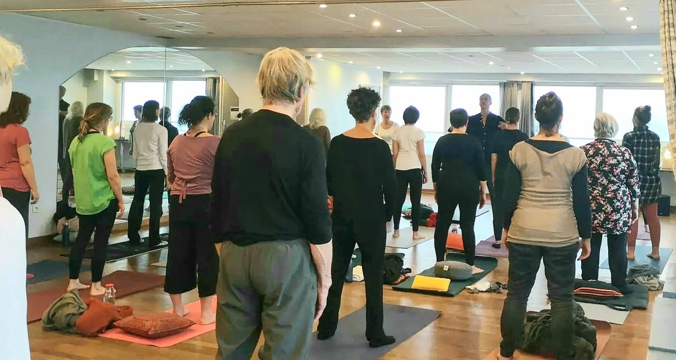 Nous étions 27 présents hier samedi 18 novembre à la porte ouverte BALIZENN au Courégant. Merci à toutes et tous pour votre participation, votre bonne humeur et votre implication. Ce fut un plaisir de vous accueillir et de partager avec vous nos pratiques bien-être. N'hésitez pas à partager votre expérience et à venir tester nos séances. Nous restons à votre écoute !
Julie, Céline, Sylvie, Wassilina, Juliette, Jerôme et Éric.
#bienetre
#yoga
#respiration
#gymnastique
#pilates
#dansecontemporaine
#ploemeur
#couregant