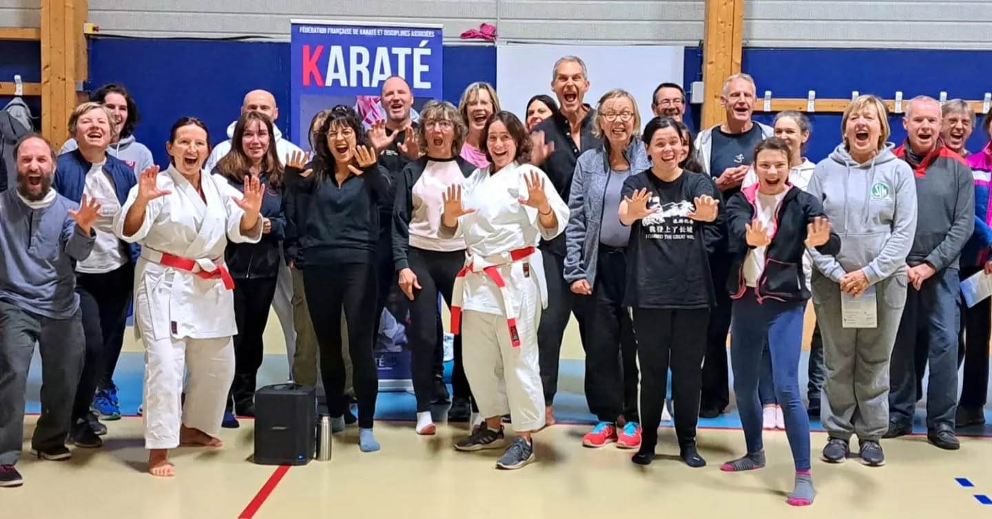 Expiration bouche panthère : montrer les crocs quand c'est nécessaire !
Merci à la mairie de #guidel et à la fédération #karatebretagne pour l'organisation de cet événement #ContreLaViolenceFaiteAuxFemmes qui a réunit plus de 50 participants. Bravo à Sophie Marcer et Emilie Fruaut 6ème dan de Karaté qui ont fait l'excellente démonstration de techniques de self-défense et de nettoyage du psoas. Pour ma part je suis ravi d'avoir pu partager avec vous quelques exercices de #coachrespiration pour améliorer la gestion du stress et apaiser les tensions grâce au souffle.
#morbihan
#respiration
#GestionDuStress